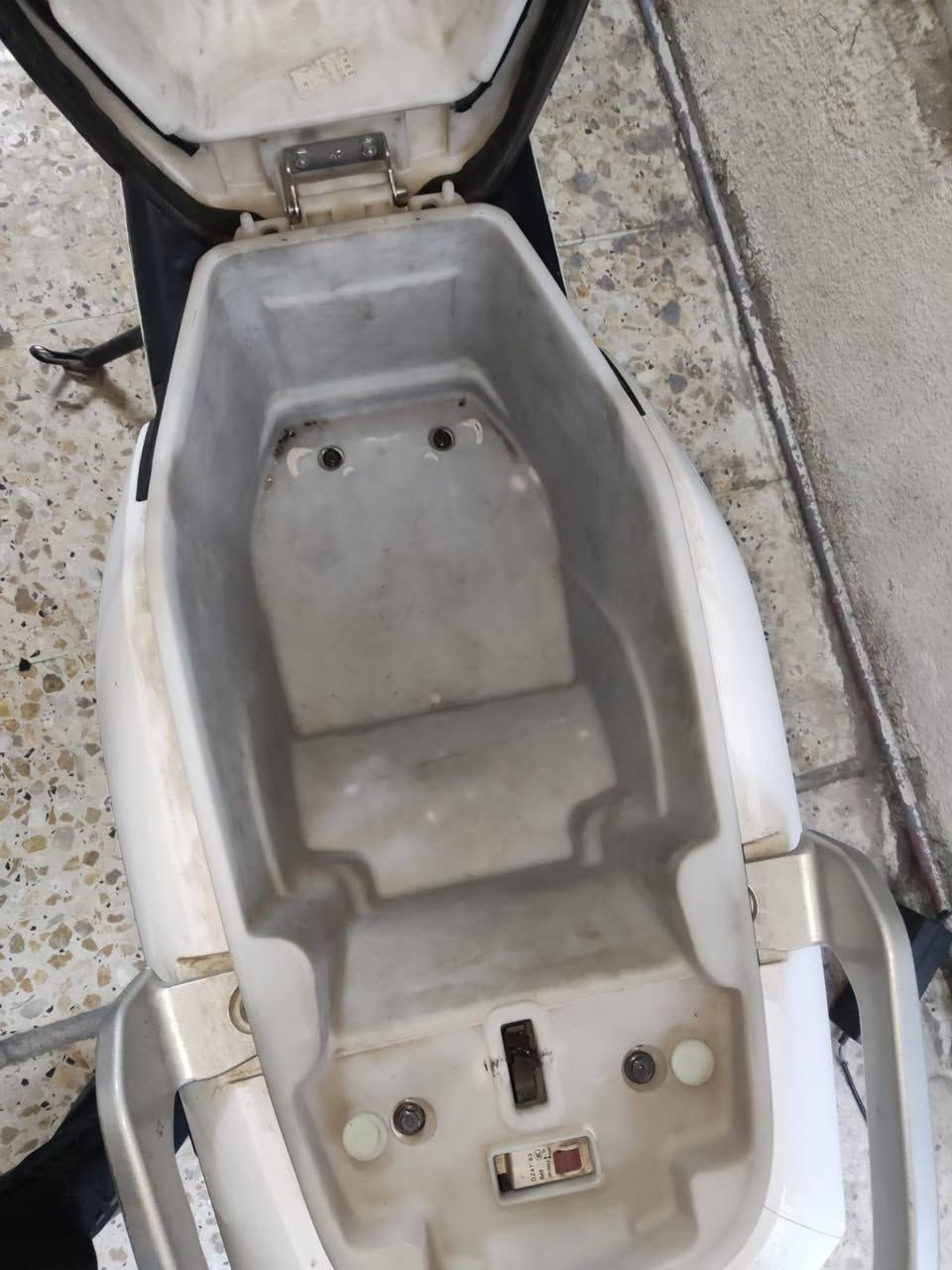 السلام عليكم ..للبيع 800 الف .بيها مجال بسيط..  6 بطاريات . ملف 1400 . مكاني بغداد الكرخ اقرب نقطة نفق الشرطة...التواصل خاص او واتس اب *********** ابو يوسف تحياتي للجميع
