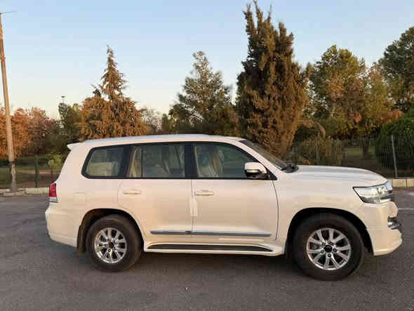 لاندكروزر موديل 2018 بيها ركن الدعاميه الخلفيه كلير فقط محدده بالصور ولباقي بشرط الفحص سياره جديده.. مواصفات 6 سلندر جلد 8 ايرباك 2 كشهن كهربائي شاشه . شاحن لاسلكي سلايد تشغيل عن بعد . سياره فول مواصفات .فحص هزه تجديد سنويه كله جديد بسمي . طقم تاير جديد متصرف عليها سنت تريد تحويل وكاله حاضر اي استفسار ***********
