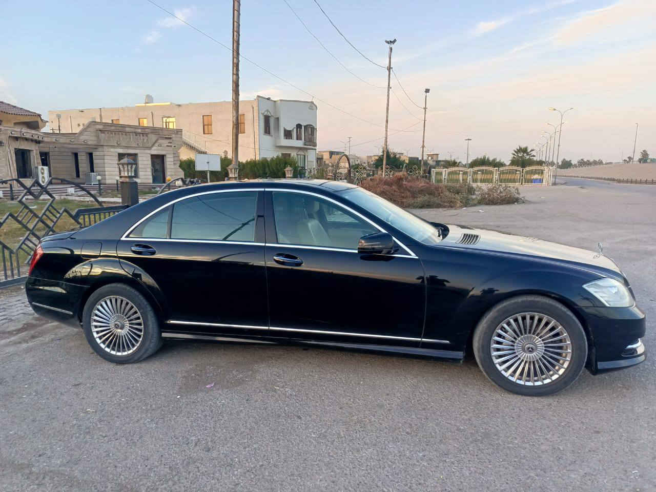 السلام عليكم( بيع مستعجل سعر 220  )مارسيدس S350 Vip 2013 المرغوب مكينه 6 سلندر بانزين 
فول الفول باب طويل موديل اصل 2013 
ماشيه190km 
نظيفة جدا  جدا السيارة مواصفات للاخير رئاسية 
رقم اربيل
هزه وفحص جديد ورقم جديد يعني كلشي متحتاج 
المواصفات ... كثيرة جدا راح اذكر بعضها 
... بانوراما فتحتين .. باب طويل ملكي ... داخل لون عل اصفر جدا جدا حلو ... كشنات تدفئة وتبريد كشنات خلفية منفصل تحكماتها بالابواب ... بردات عدد 5 جميعها كهرباء ... ناضور ليلي ... رادار ... قراءة الشارع ... بصمات 5 ابواب وتشغيل وصندوق ... ابواب شفط جميعها مع الصندوق ... شفتات ستيرن ... دبل شاشة ... رادار جانبي ...حساسات امامي خلفي ... فتح لايت عند الدوران يمين ويسار ... وكثير من المواصفات الاخرى التي لا تعد ... 
مع السيارة بصمات ٢ بلادية 
كهربائيات السيارة شرط كله 
محرك شرط برغي ممفتوح بي 
تفاصيل ...
محرك كير  صدر كله بشرط  تبريده ثلج ماشاء الله 
حماوه ثابته  
ملاحظه ... جاملغ خلفي صبغ والباب البصفه اثر طخه ... بدون دواخل السعر( 220ورقه)
رقم صاحب السيارة
‏‪***********‬‏
