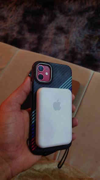 iPhone 11 (Product Red)
ركز ( خطين )
وتر بروف ماملعوب بيه مال بيت
 • السعة: 128GB
نظافه 95%
وياه 3 حافظات هديه
وياه بور بنك اصليه مال ابل
سعره قفل من الاخير 300
 • صحة البطارية 72%
مكاني بغداد 
***********
