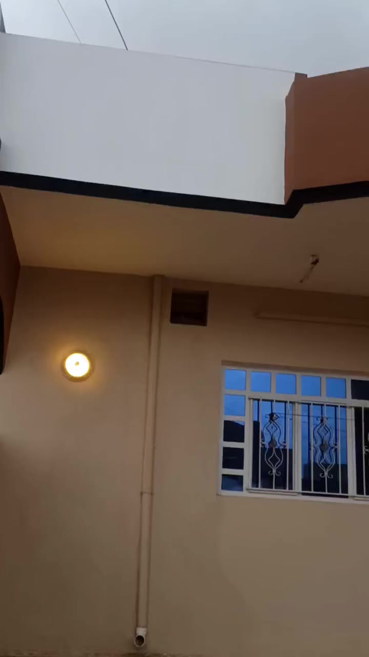 بيت في بعويزه يبعد عن شارع 300متر ركن مساحه البيت  300متر زراعي بي غرفتين نوم 5×4هول 5×5مطبخ 6×4استقبال 6×4بناء 200متر 100متر حديقه تردك خل بيت مع بير سوري  خدمات كامله ماي كهرب شارع تبليط موظح بفديوات للستفسار خاص او وت ساب ***********
