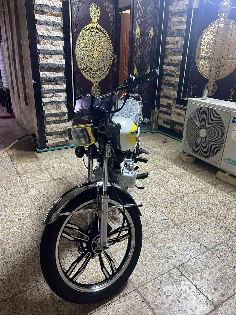 سلام عليكم دراجه ايراني خمسه كير دراجه جاهزه سلف وهندر جاهزه كهربائيات كلها شغاله مكينه جديده السعر 375 وبيها مجال قليل مكاني بغداد الحسينيه الراشديه رقم الهاتف ***********
