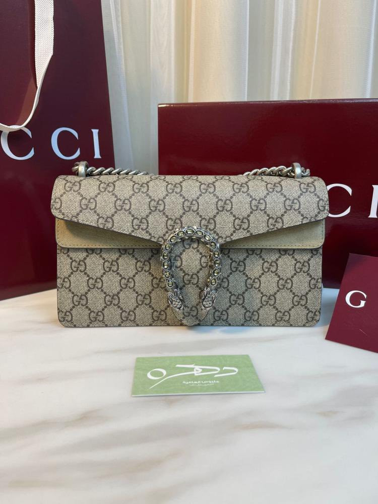 جنطة قوتشي انطي سعرك وبالعافية 

التفاصيل جوه كاملة لليحب يعرف كلشي عنها 

حقيبة Gucci Dionysus الأيقونية. 

تتميز هذه النسخة بتصميم يجمع بين قماش GG Supreme بلونيه البيج والأبنوسي مع تفاصيل من الجلد السويدي (الشامواه) باللون البيج الداكن. 

المميزات الرئيسية:

الإبزيم: مزينة بمشبك "رأس النمر" الفريد، وهو مستوحى من الأسطورة اليونانية للإله ديونيسوس.

الحمالة: تأتي بسلسلة حلقية متداخلة يمكن ارتداؤها بعدة طرق: كحقيبة كتف، أو كروس بودي، أو كحقيبة يد علوية.

التصميم الداخلي: تحتوي على جزء مقسم بفواصل لتنظيم الأغراض.

بلد الصنع: تُصنع هذه الحقائب في إيطاليا. 

المقاسات والخامات:

المقاس (صغير/Small): الارتفاع 13.5 سم، العرض 25 سم، والعمق 6.5 سم.

المقاس (متوسط/Medium): يتوفر أيضاً مقاس متوسط بأبعاد 28x17 سم تقريباً.

المواد: الجزء الخارجي من القماش المتين (Canvas) والجلد السويدي، مع بطانة من الشامواه والقماش. 

تعتبر هذه الحقيبة قطعة كلاسيكية صيفية خالدة من العلامة الفاخرة قوتشي.


**إذا كنت صاحب هذا الإعلان وتريد حذفه لأي سبب، رجاءا أرسل رسالة إلى الدعم الفني**