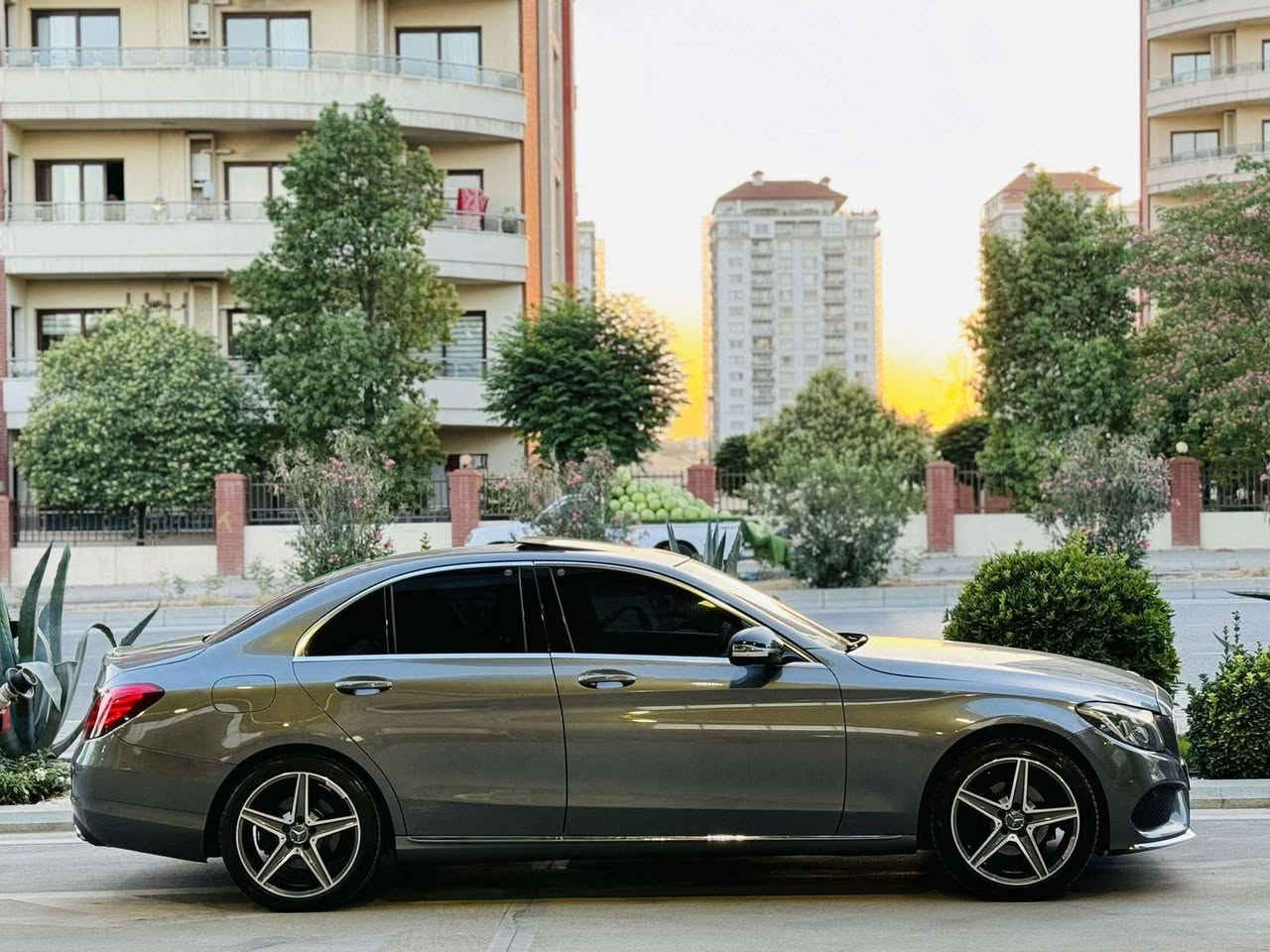 مرسيدس للبيع موديل 17 C300 وارد المانيا رقم اربيل الجديد بسمي ماشيه 180 الف مواصفات فول للأخير تو ويل السياره بصمة .فتحه سقف .حساسات امامي خلفي .رتردرات .ويل نجمه البلادي إنارة داخليه متغيره اشاير ترحيب المرايا شفط .الخ من المواصفات بيه باج تضليل من اربيل .مكاني قضاء الشامية السياره كل نقص مابيه وتبريده ثلج سونار السياره مرفق مع الصور .*********** واتساب وخاص السعر 169
