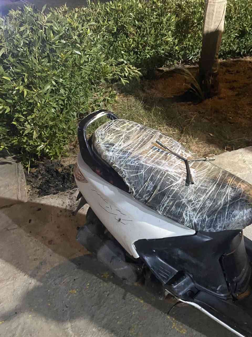 سلام عليكم دراجة فراشة للبيع دراجة كلشي مال ناقصة  سلف لايتات هورن اشاير كلهن شغالات  مكينة خير من الله مال جناي دراجة جديدة الله شاهد رايدة ب ٣٠٠ وبية مجال لطيبين العنوان بصرة زبير  الرقم ***********
