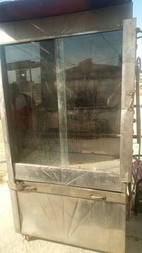 يوجد لدينا شوايه دجاج نضيفه سعر 300بها مجال قليل  تواصل على رقم 078050...