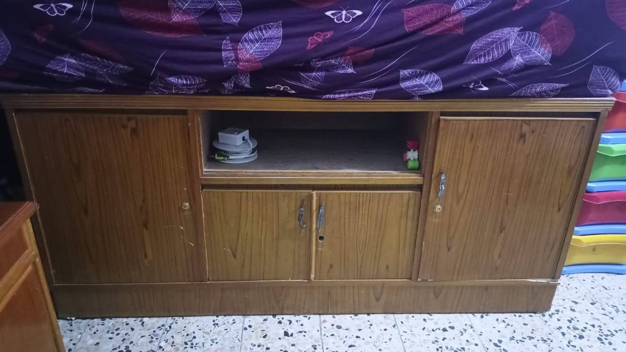 غراض بيت للبيع التخم 125 ميز بلازمه 30 طبلات 10  اوفن 25بوفيه75 ساحبة مال طباخ 25 سنك ستيل هو والقاعده مالته ب15مكنسه كهربائيه 35 اتصل ع هذا الرقم ***********
