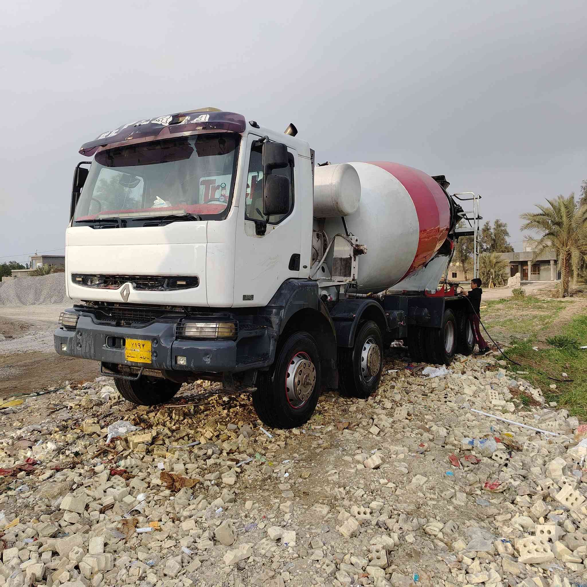 للبيع خباطه رينو 2003 محوره بم ونوزل جدر 11م السعر 260 ورقه وبيها  مجال للاستفسار الاتصال على ***********
