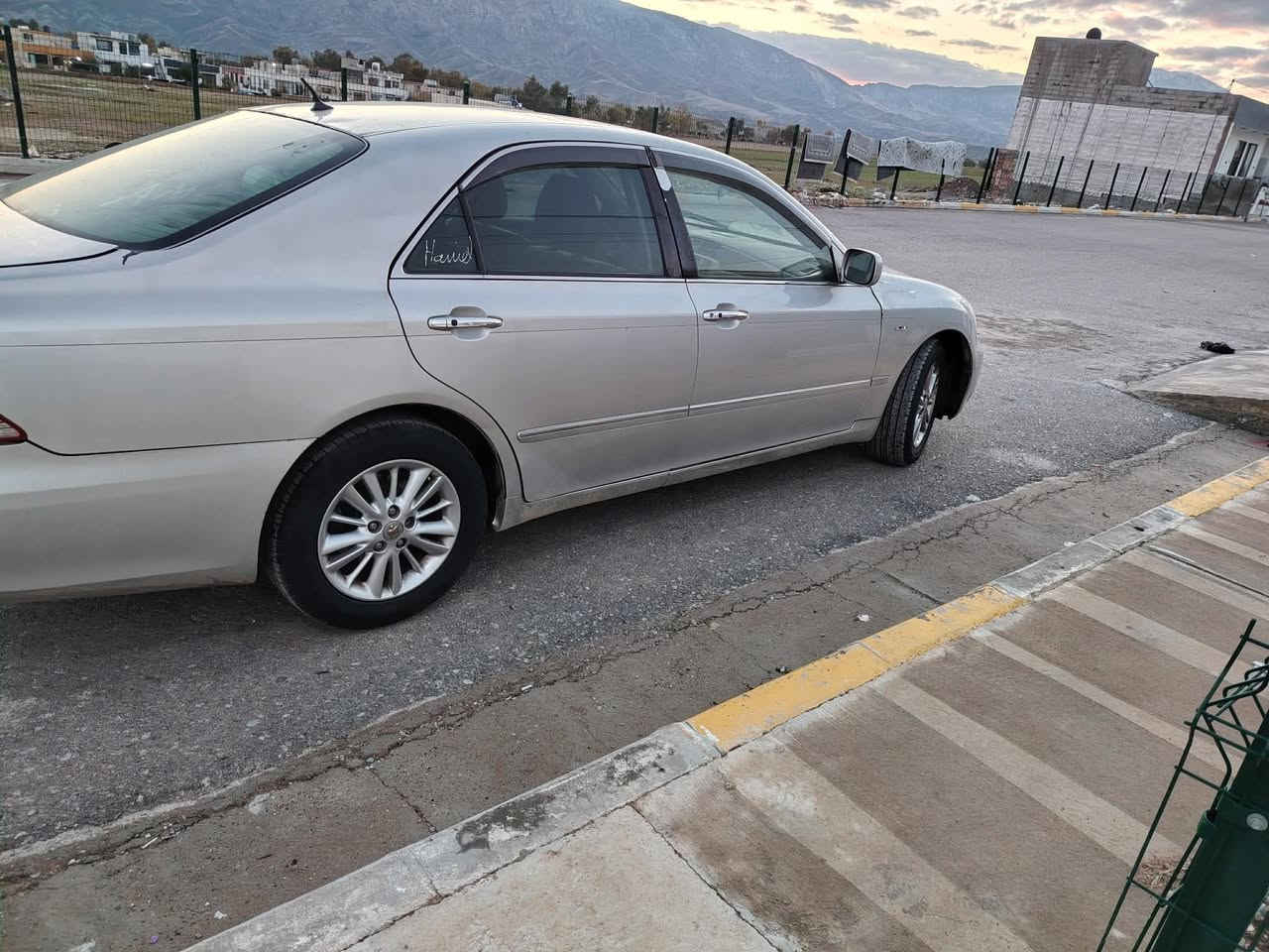 براوە ١٨٢ بئ دوکەل
سئ دووکمە
سئ پەردە 
سەلاجە و مەرکەزی
شاشەو کامیراو بەسمەو
دوکوشن کارەبا
تایەو ویلی بیلاد
بئ دەعمو لیدراو
شاسی بەشەرت
ناوزەرد
***********
