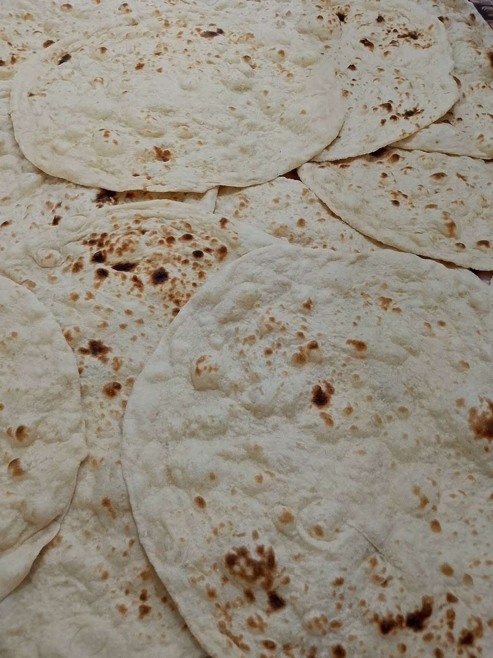 السلام عليكم اخبز خبز بيت عل كهرباء 
الطحين من يمي خمس كرص بلف 
الطحين من يمكم عشرة بلف 
خبز صاج اربعه  بلف الطحين من يمكم سته بلف 
خبز غاز اربعه بلف الطحين من يمكم سته بلف 
خبز شعير خمس كرص بلف 
يوجد أيضا خبز بلسمسم والحبة السوده 
يوجد توصيل لجميع الاحياء الموصل الاستفسار عل رقم ***********
