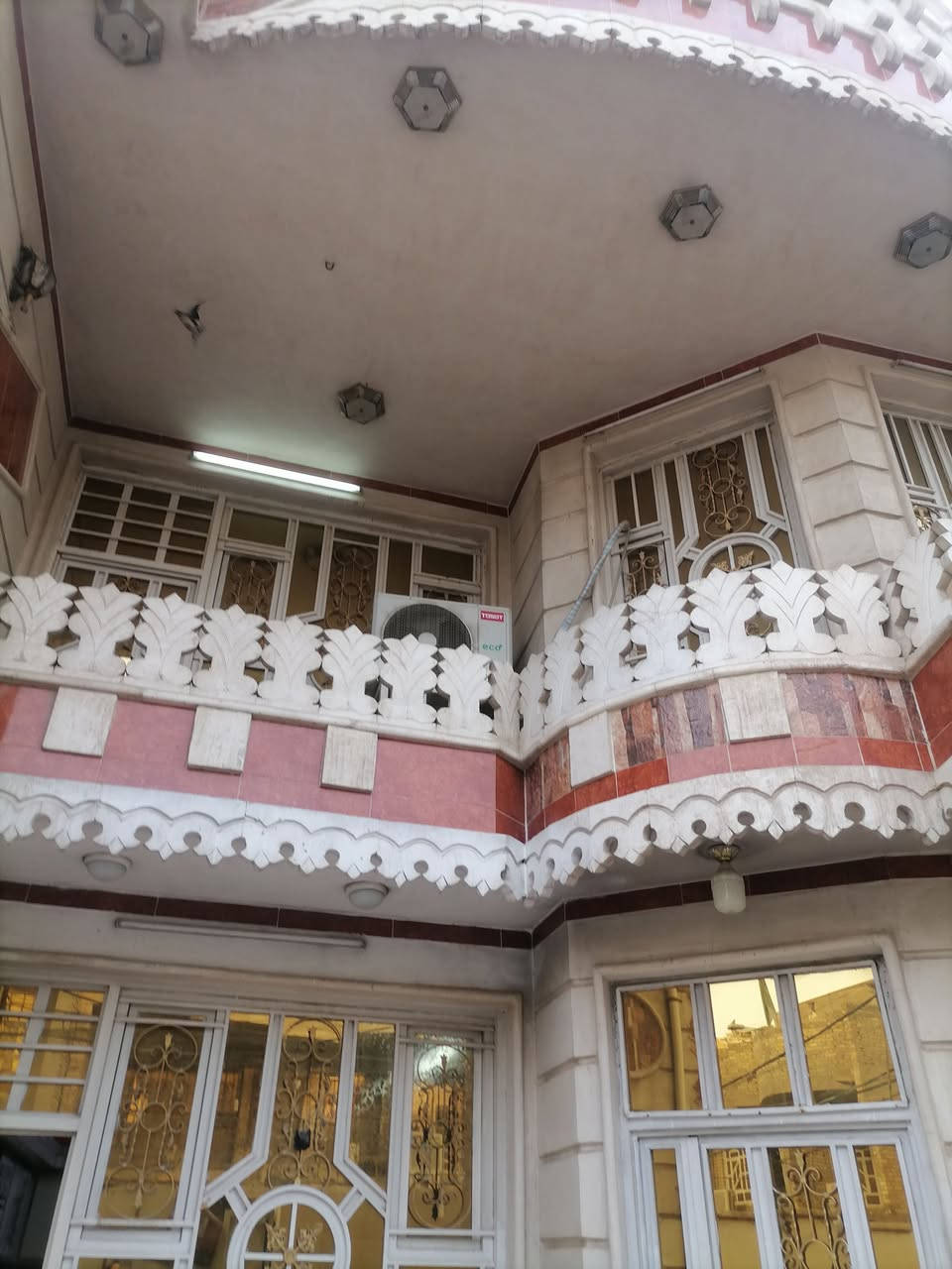 السلام عليكم دار للبيع طابو صرف مع قطعة ارض ١٥٠ في بغداد منطقة أم الكبر والغزلان الأولى قرب أفران الزهراء  مساحه الدار ١٥٠ واجهة سبعه ونص والنزال عشرين للأستفسار عن السعر الأتصال على الرقم ***********
