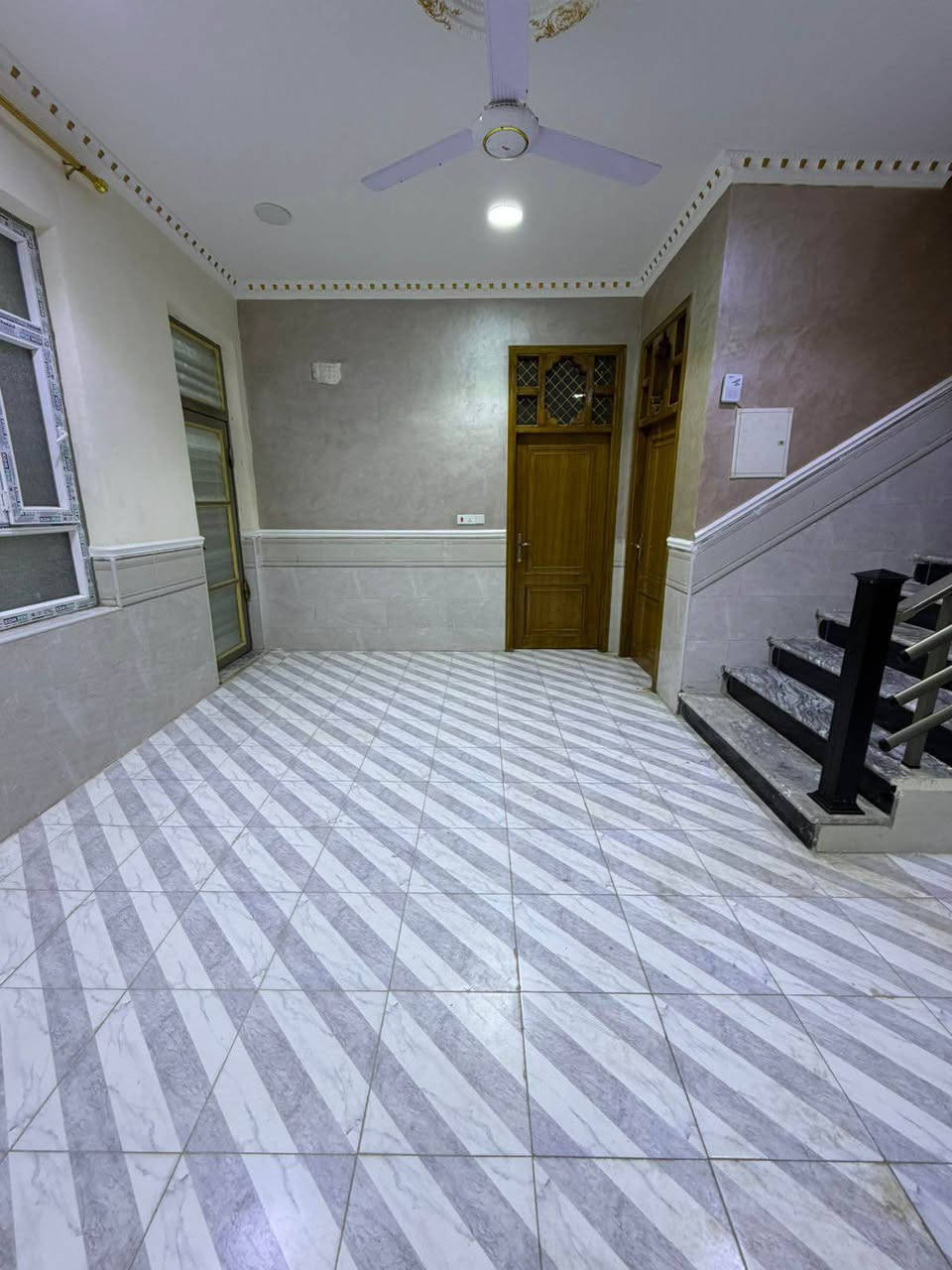 #شقة_للايجار 👇👇بناء حديث درجة اولى

#الموقع // #حله_حي_الزيتون

#المساحه // 160 م

#مبلغ_الايجار // خاص

#التفاصيل ( استقبال + مطبخ حار وبارد + هول 

+ غرفة نوم  عدد 2 + مجمع صحيات 2

+ منور عدد 2 + مخزن )

——————————

للاستفسار اكثر مراسلة الصفحة او الاتصال 

 #علاء_الغرباوي  📞 ***********

او مراجعه المكتب 🏠#مكتب_روعة_اللقاء_للعقار 🏠

               🏗️ #مــوقع_المكتب🏗️

{ بابل/ حله نادر الاولى شارع الخدمي قرب سكله صدام } حلة, بابل
