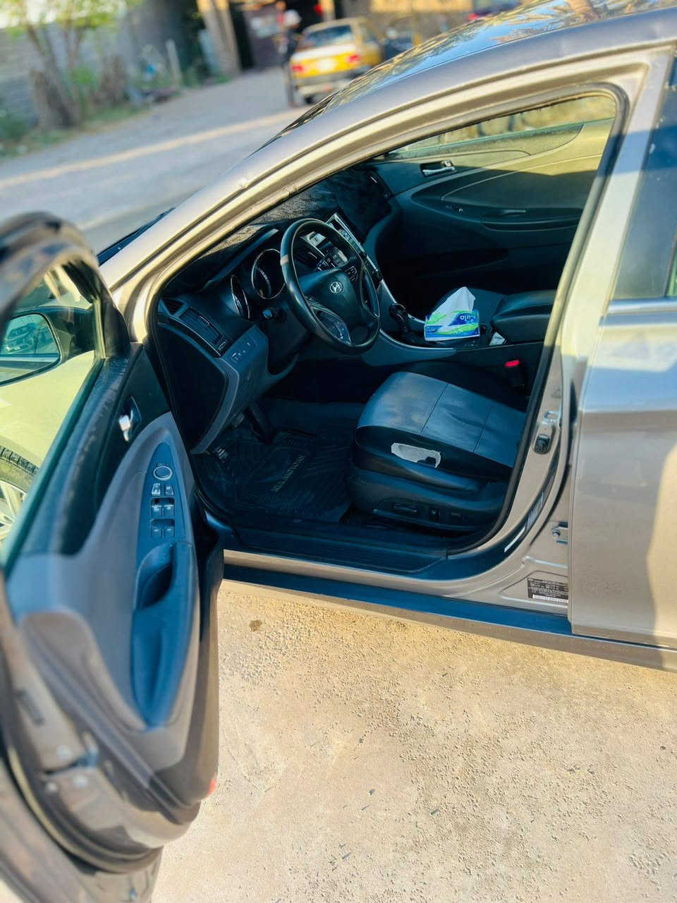 السلام عليكم 
سوناتا موديل ١٣ 
كير مكينه حداديه تخم تاير جديد تبريد تدفئه شغال أمريكيه حادثها جاملغ وبنيد بدون دواخل ليبل واحد سياره خير من الله جهازه ع اخير سعر89 وبيها مجال 
***********
