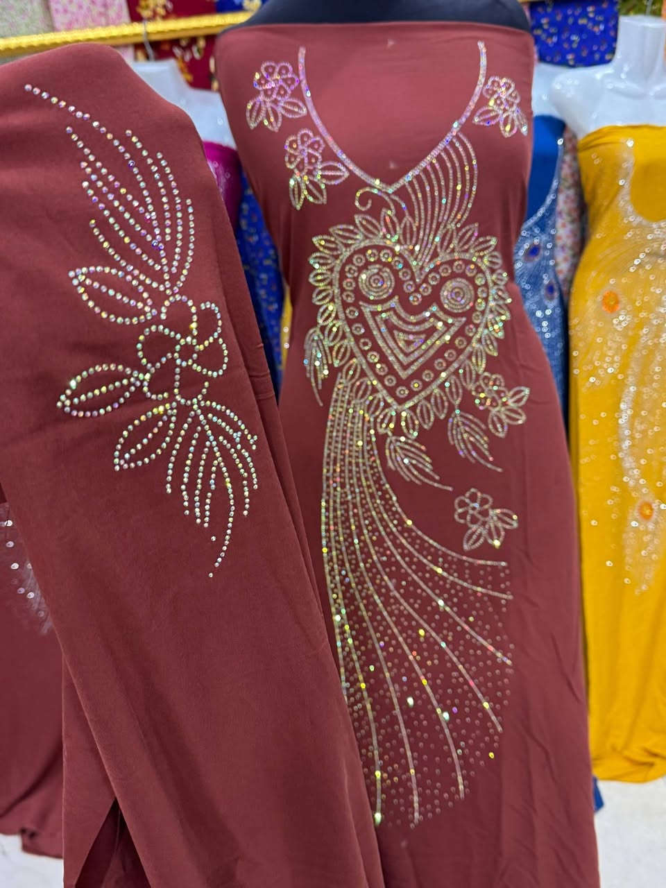 نقشات الجديده نقش كامل 🌺

شذر الاصلي منقوش للكاع مع الردن  
قماش كشمير كابوي مطاط الاصلي 
القطعه مترين ونص 

سعر القطعه 15.000 
متوفر جمله ومفرد 
توصيل جميع محافضات العراق 5.000


**إذا كنت صاحب هذا الإعلان وتريد حذفه لأي سبب، رجاءا أرسل رسالة إلى الدعم الفني**