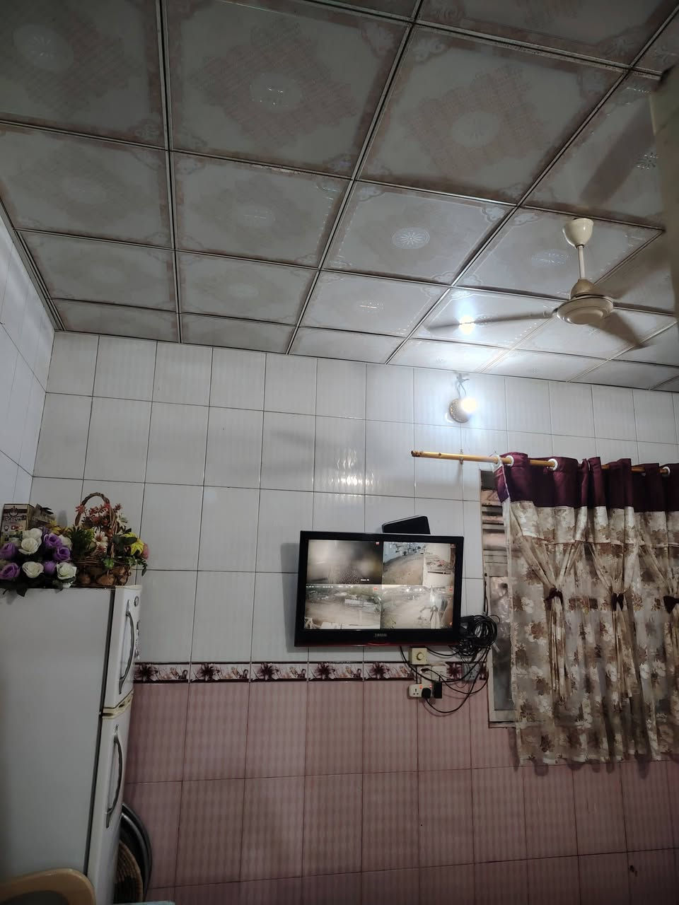 دار لبيع في التقيه ثالثه خلف مطعم بغداد طابو صرف ركن ع ساحه  طابقين المساحه ١٤٠ متر البيت عكاده 
٣ غرف نوم وصاله واستقبال مطبخ وصحيات داخليه خارجيه 
استفسار ***********
