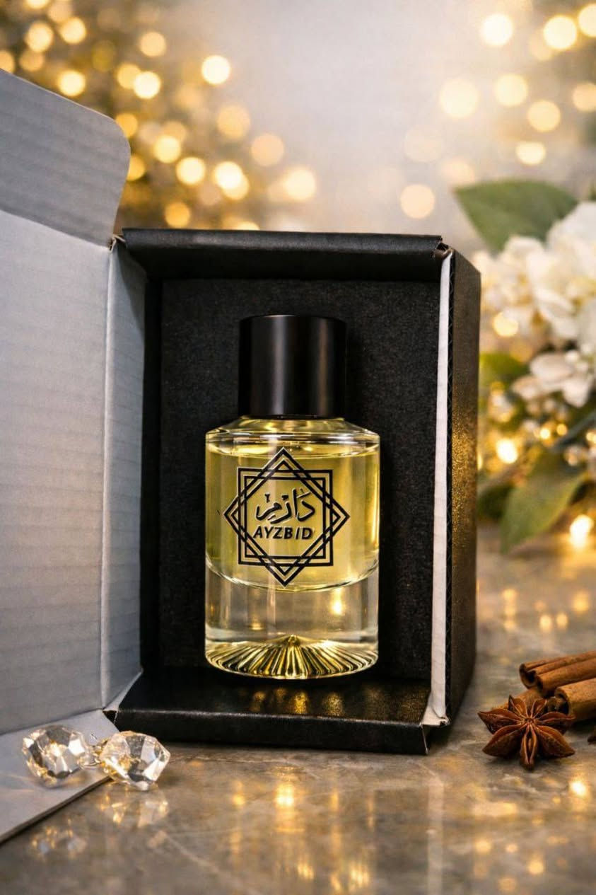 اسم العطر : دارِم

الحجم : ٣٠٠ملم

 مكونات او نوتات العطر
هي 👇

المقدمة :
افتتاحية حمضية فواكهيّة منعشة بلمسة برغموت راقية وتوابل خفيفة جذّابة.
القلب:
نفحات خشبية زهريّة مدخّنة توازن بين القوة والأناقة بطابع دافئ وناعم.
القاعدة:
عنبر ومسك مع فانيليا خفيفة تمنح دفئاً وفخامة وثباتاً عالياً.

ملاحظة ❗❗❗❗
العطر نوع واحد فقط، لكنه مُصمَّم
 ليكون مناسب للرجال والنساء معًا.
طابع العطر فواكهي أنيق ومتوازن،
 تم العمل عليه بعناية
 ليكون خفيفًا ومحببًا وغير حاد، 
ويلائم مختلف الأذواق والاستخدام اليومي.

اطلب، شمنتظر؟ وخلي ريحتك تفوح بكل مكان تدخلله.


**إذا كنت صاحب هذا الإعلان وتريد حذفه لأي سبب، رجاءا أرسل رسالة إلى الدعم الفني**