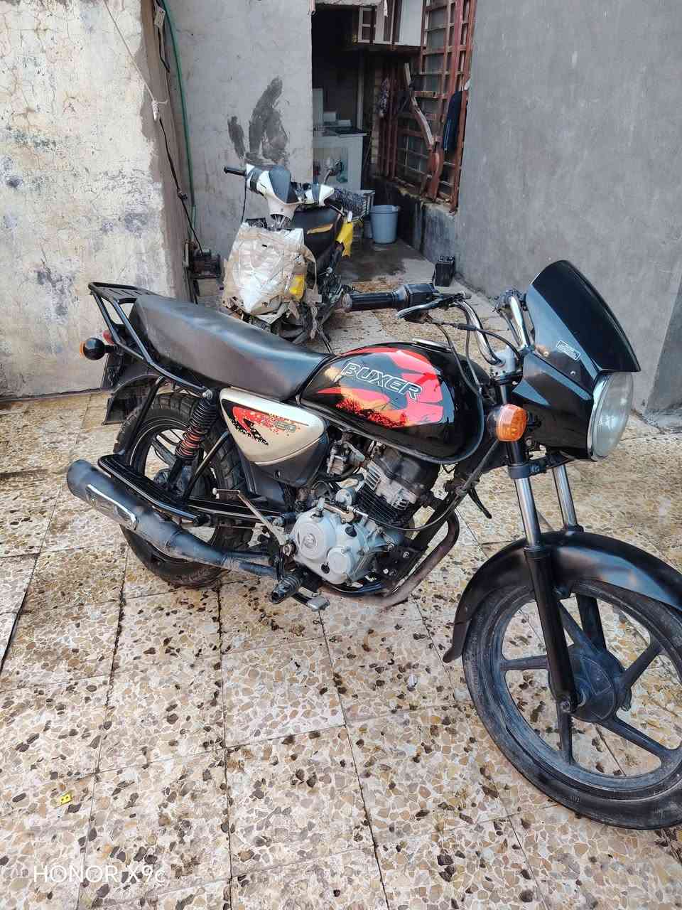 سلام عليكم عندي دراجه بوكسر موديل 2020 رقم وسنويه رقم نكليزي البيع السعر 1300 وبيها مجال مستعجل الون اسود نضيفه كلاسيكي  @ الرقم التصال واتساب او رصيد *********** العنوان كربلاء
