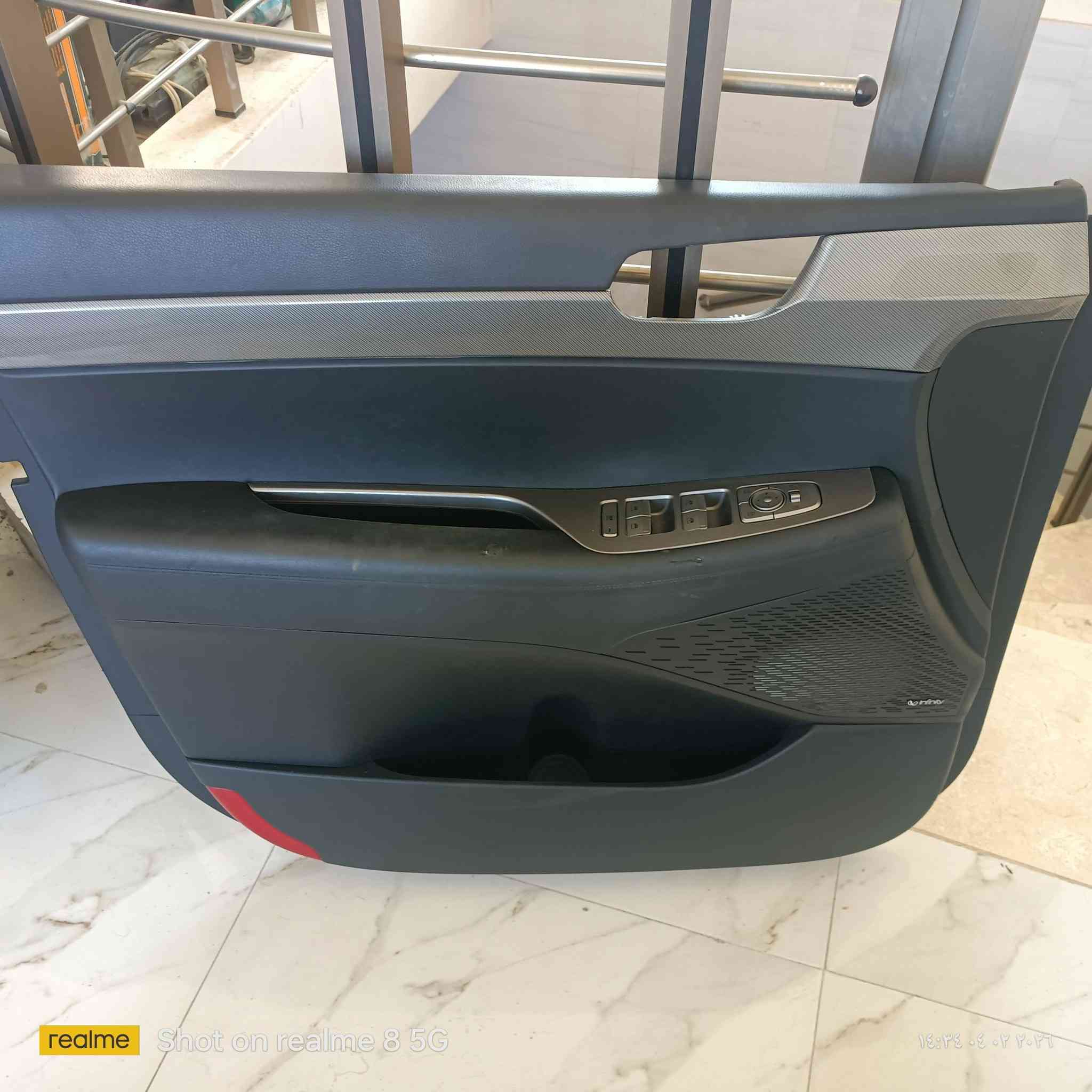 سلام عليكم ورحمة الله وبركاته
عندي بطاين عدد 2
جهة السائق 
للبيع ماله داخلي والخارجيه 
***********
