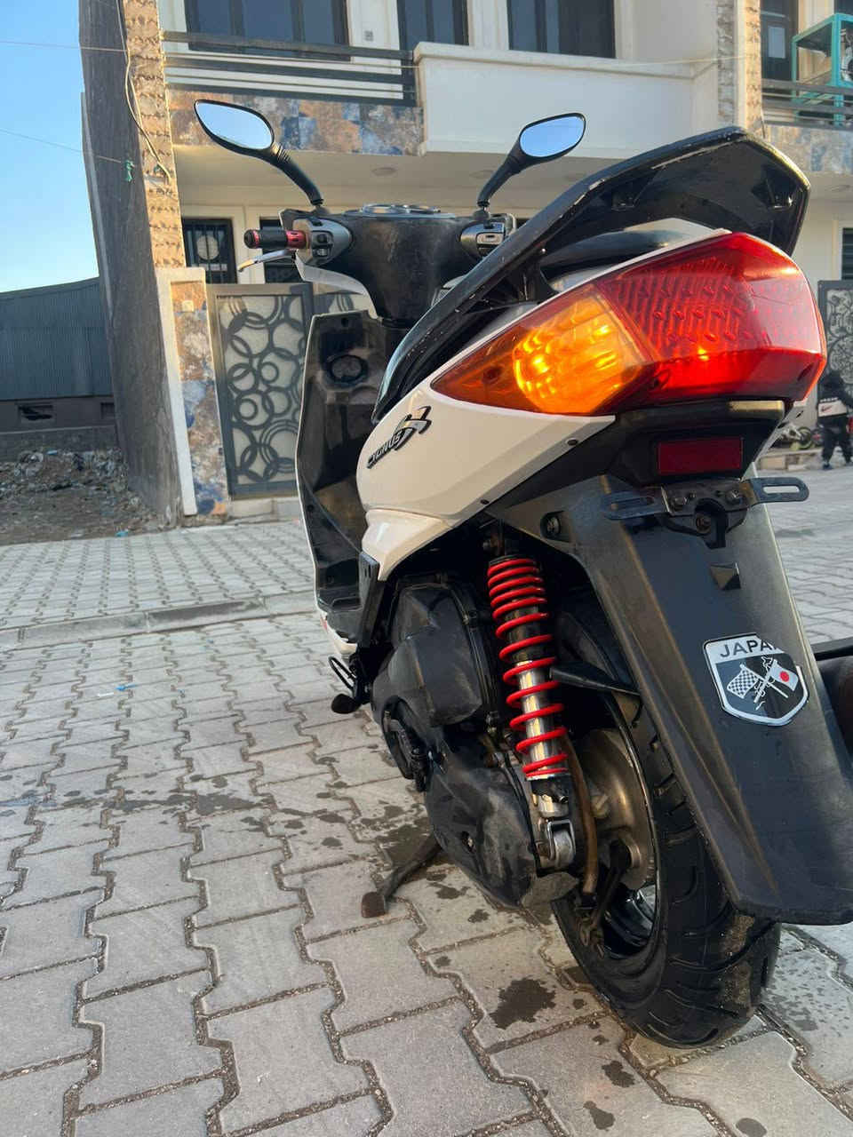 للبيع دراجه سكنس فحل مال رمبه   ماشيه 18الف حقيقي كفراته اصليه  محرك بلادي برغي مملعوب بيه كهربائيات كلها شغاله وراقها كامله أوي نقص مابيها السعر (800》الف العنوان بغداد الكرخ الاتصال على الرقم*********** بغداد, العراق
