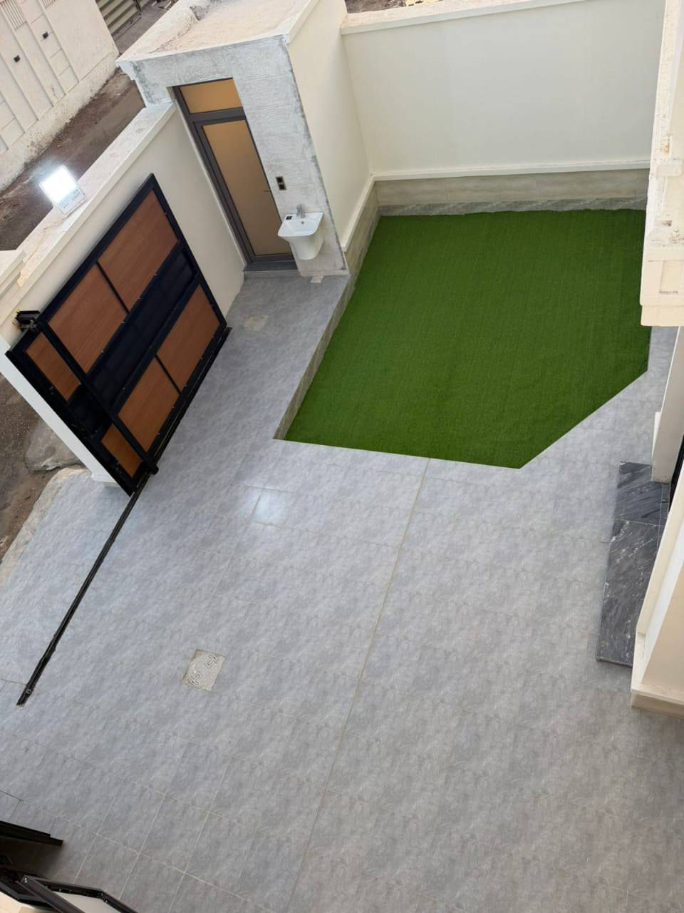 دار للبيع بمساحة 250 متر 

دار للبيع في الرمادي شارع 40 بالقرب من مجمع الخيّام السكني.

المساحة الكلية 250 متر .

الدار بناء حديث صفر غير مسكون.

نوع البناء حجر .

الدار مكون من طابقين .

يتكون الطابق الاول من غرف نوم عدد 2 وصالة ومطبخ واستقبال و صحيات داخلية وخارجية وكراج وحديقة.

أما الطابق الثاني يتكون من غرف نوم عدد 2 وصالة و مجموعة صحيات.

كافة الخدمات متوفره من ماء وكهرباء وتبليط ومدارس ومنطقه سكنية متكاملة.

#السعر 190 مليون وقابل للتفاوض.

للمزيد من التفاصيل يمكنكم زيارة مكتبناا مكتب العين العقار ع شارع 40 مدخل الصوفيه الثانية 

او الاتصال على الارقام 
***********
***********
***********
