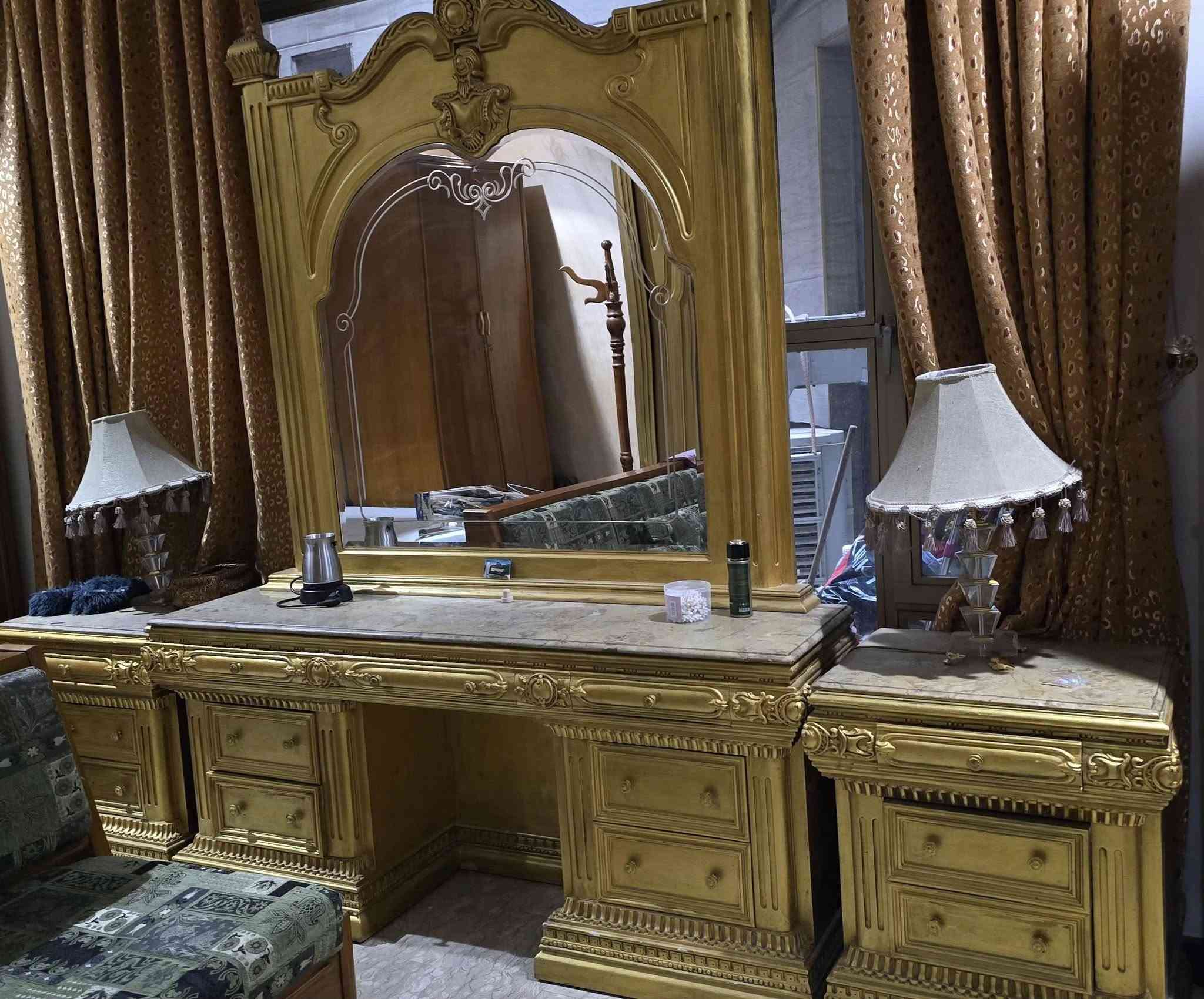 السلام عليكم  للبيع كنتور ٦ بوب مع ميزتواليت وكومدي عدد ٣  صناعة مصرية خشب ثقيل  بسعر ٤٥٠  وموجود ببغداد الوزيرية 
***********
