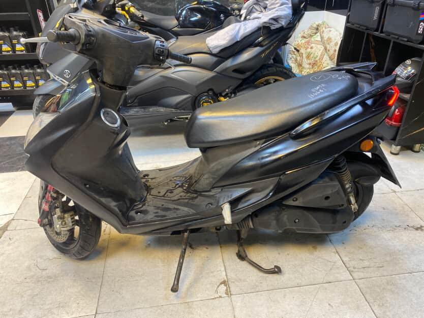 سلام عليكم شمعه مال رمبه مصالهه ١٥ يوم نازله بعده بحاله الوكاله ماشيه 30 ألف بيهه صدر كرزي وزوج كلجات KOSO وقاري فولتيه اصلي KOSO وزنون قوي مكاني بغداد اعظميه رقمي ‭٠٧٧٧ ١٩٠ ٨١٩٢‬
