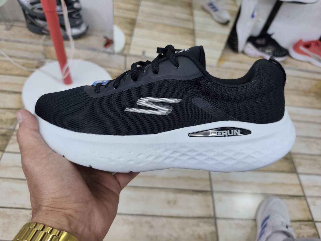 Skechers Go Run
سكتشرز غو رن اورجنال الاصلي 
وكالة غير مستخدم 
لايك وتعليق عالمنشور بيصلك تفاصيل


**إذا كنت صاحب هذا الإعلان وتريد حذفه لأي سبب، رجاءا أرسل رسالة إلى الدعم الفني**