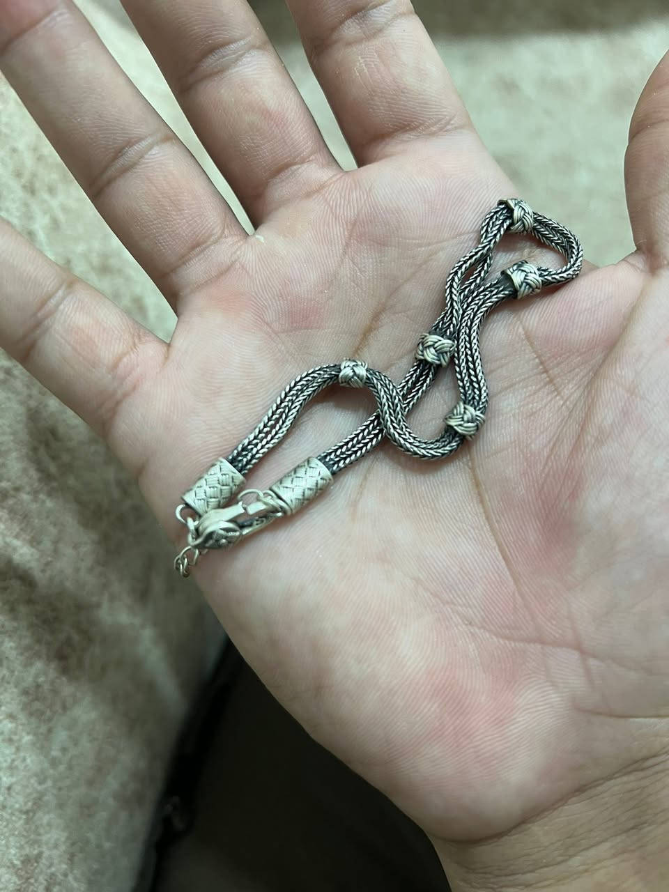 سوار فضة اصلي ملبوس مره او مرتين كلش جديد يمكن يسمو فرعوني ماعرف اسمه بضبط  سعره55وبي مجال*********** مكاني بغداد
