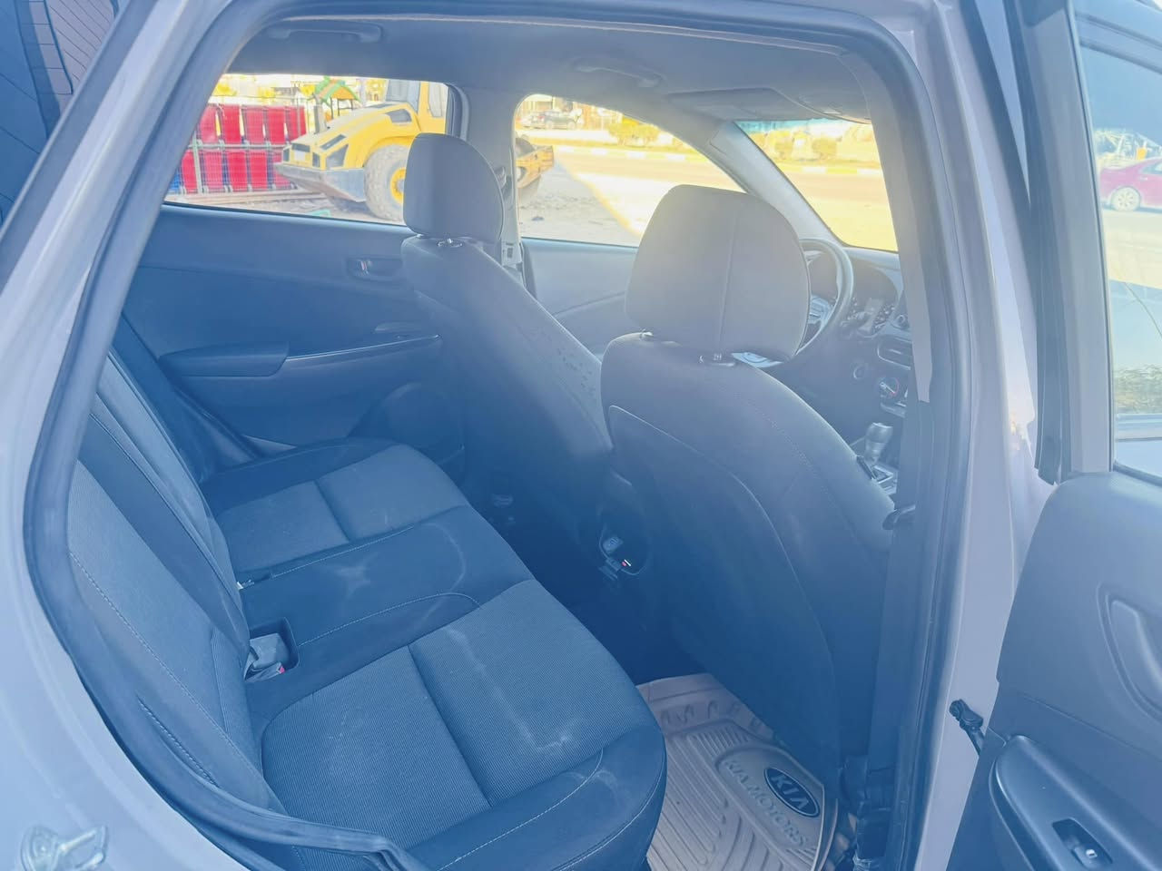 كونا لون اسمنتي موديل 2023نوع المحرك: 4 سلندر سعة (2000 سي سي). السيارة نضيفة جدا جدا  

المحرك (دوش)
نظام الدفع: رباعي منحدرات
. أنظمة السلامة والرادارات (Safety & Tech)
تتميز هذه النسخة بمجموعة تقنيات
رادار أمامي (Forward Collision-Avoidance): للتنبيه من التصادم الأمامي.

أوتو بريك (Emergency Braking): نظام كبح تلقائي عند الطوارئ.
مثبت سرعة ذكي (Cruise Control): يحافظ على سرعة السيارة وثباتها في الطرق الخارجية.

نظام الحفاظ على المسار (Lane Keeping Assist): تنبيه وتصحيح المسار إلى.

الضرر المذكور: (بوند وجاملغ) في أمريكا مصلح.

الشاشة: شاشة لمس قياس 8 إنش تدعم Apple CarPlay و Android Auto.

كاميرا خلفية: عالية الدقة مع خطوط توجيهية.

وضعيات القيادة (Drive Modes): تشمل وضعيات (Normal, Sport, Smart)
حساسات إطارات: نظام مراقبة ضغط الهواء في الإطارات (TPMS).الموقع الموصل ***********
