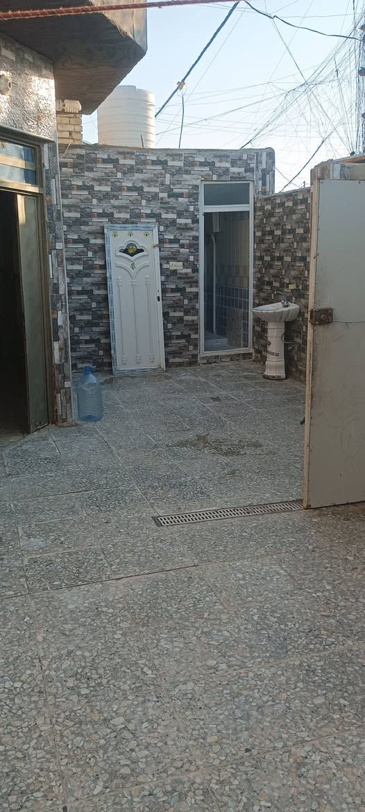 السلام عليكم  بيت للايجار او للبيع المساحة 200متر واجه 10نزال 20على شارع حسينية شيخ عبدالوهاب ركن مال فرع الفرع 10متر
بناء البيت بلوك يكون خطك مال مولد مجاناً ملاحضه البيت ينباع وحده أو معى المولد هم ينباع السعر للاستفسار ***********
