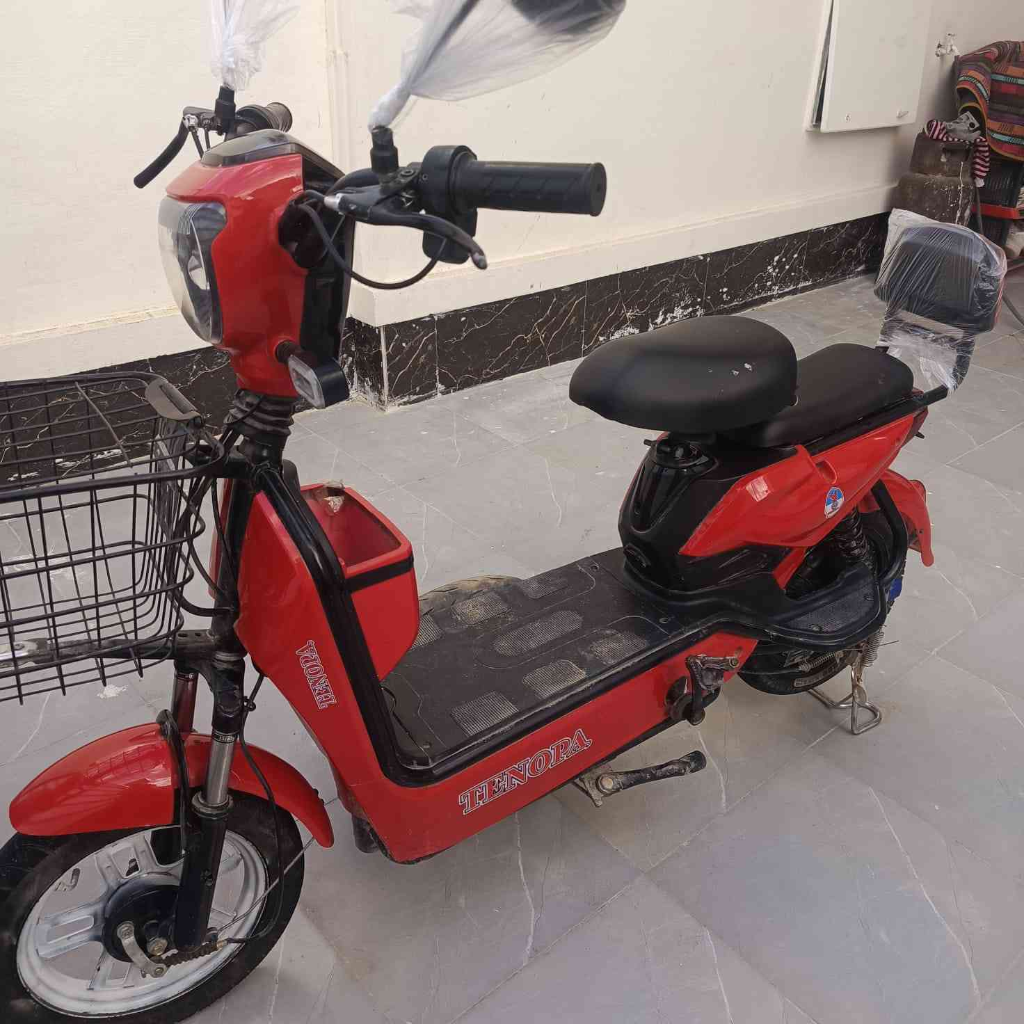 دراجة شحن  نضيفة كلش
نضافة 90بلمية 
كهربائيات كلهة جاهزة وشغالة 
بطاريات عل فحص جدد
شاحنة جديدة 
تايرات زوج جدد ويل وتاير وشفت سبير امامي 
سعر 240وبية مجال بسيط
***********
مكان رمادي
