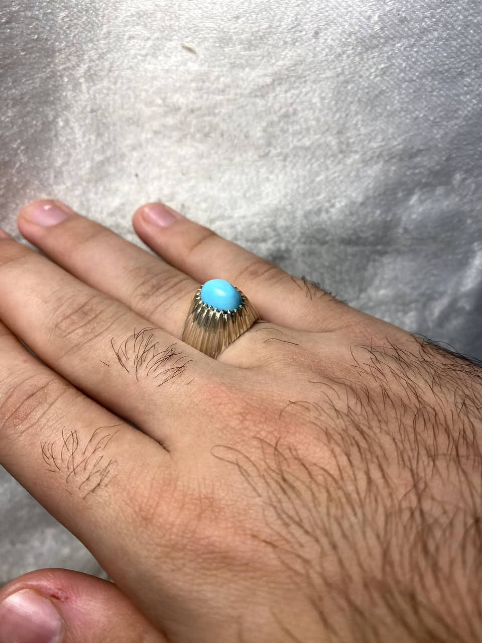 اللهم صل على محمد وآل محمد
خاتم من الفيروز النيشابوري لبة هرمية 
طبيعي غير معالج لون تركوازي 

مقاس الخاتم 21 مقاس الحجرة 1 سانتيم 
مصاغ يدوي المبدع ( اماني ) فضة ختم 925 

للاستفسار خاص او واتساب *********** ☎️
توصيل جميع محافظات العراق 🚘
