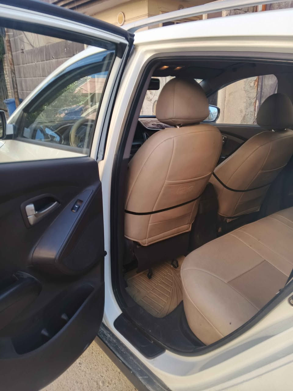 توكسان موديل ٢٠١١ مكفوله من الضربه والصبغ رقم بغداد الانكليزي 
شاشه وكامره 
كير ومحرك ٢٠٠٠دوش مكفولات 
مكان بغداد 
السعر 143$
غير متواجد على الفيس بوك 
رقم *********** بغداد, العراق
