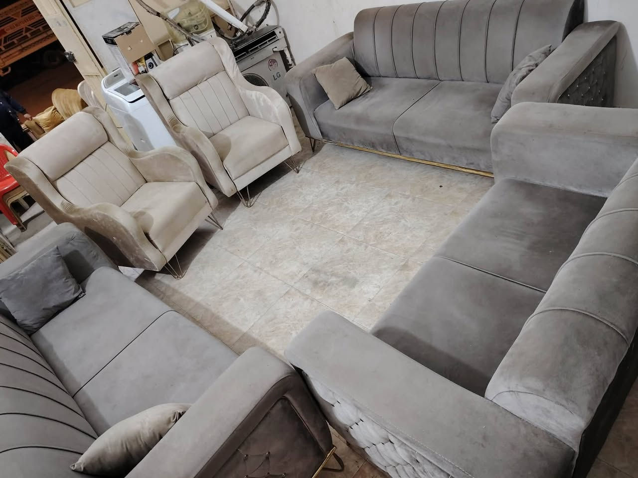 تخم قنفات ١٠ نفر حطاطه كلش نضيف سعر لواحد ٣٠٠ الف العنوان فلوجه حي المعلمين قرب جامع سعد***********//***********
