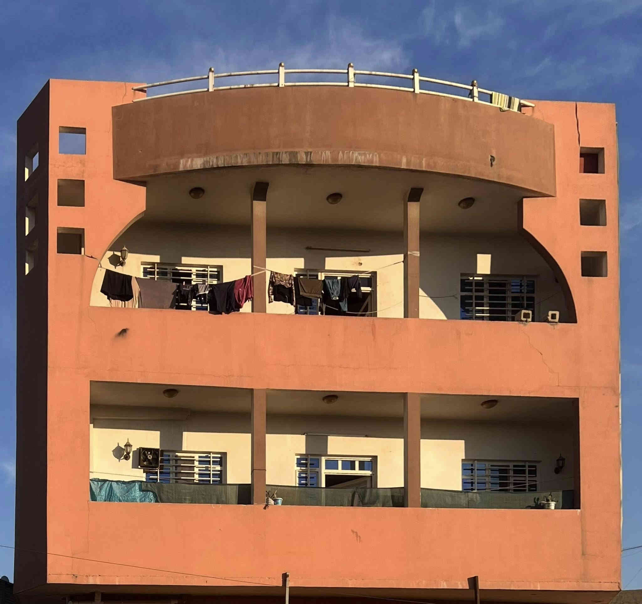 عمارة تجارية للبيع
المساحة 325م
الموقع وادي حجر 
عمارة متكونة من ثلاثة طوابق وتحتوي على 10 شقق و 5 محلات والسطح مؤجر الى شركة اعلانات عقد سنوي عمارة بناء حديث ونضيفة حيل كامل مكملة علماً انه العمارة ركن عل سيدين قرب مستشفى موصل العام مقابل معمل النسيج اجارها خير من الله
 للاستفسار الاتصال على
***********
***********
