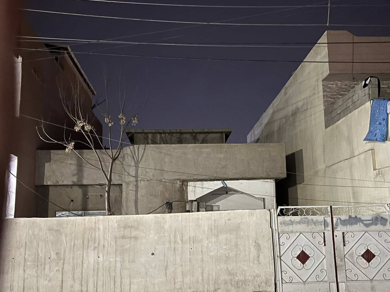 دار ارضي منعزل للايجار.. طابق ارضي مساحة 200متر في حي المعلمين مقابل محكمة استئناف كركوك خلف جامع النور الكبير   ..
الدار يتكون من/ كراج و حديقة ومطبخ واستقبال وهول وغرفتين نوم وصحيات ..
البيت موجديد يحتاج شويه تنظيف
الايجار :300 قفل والماء والكهرباء على المؤجر

للتفاصيل الاتصال على الرقم 
***********
