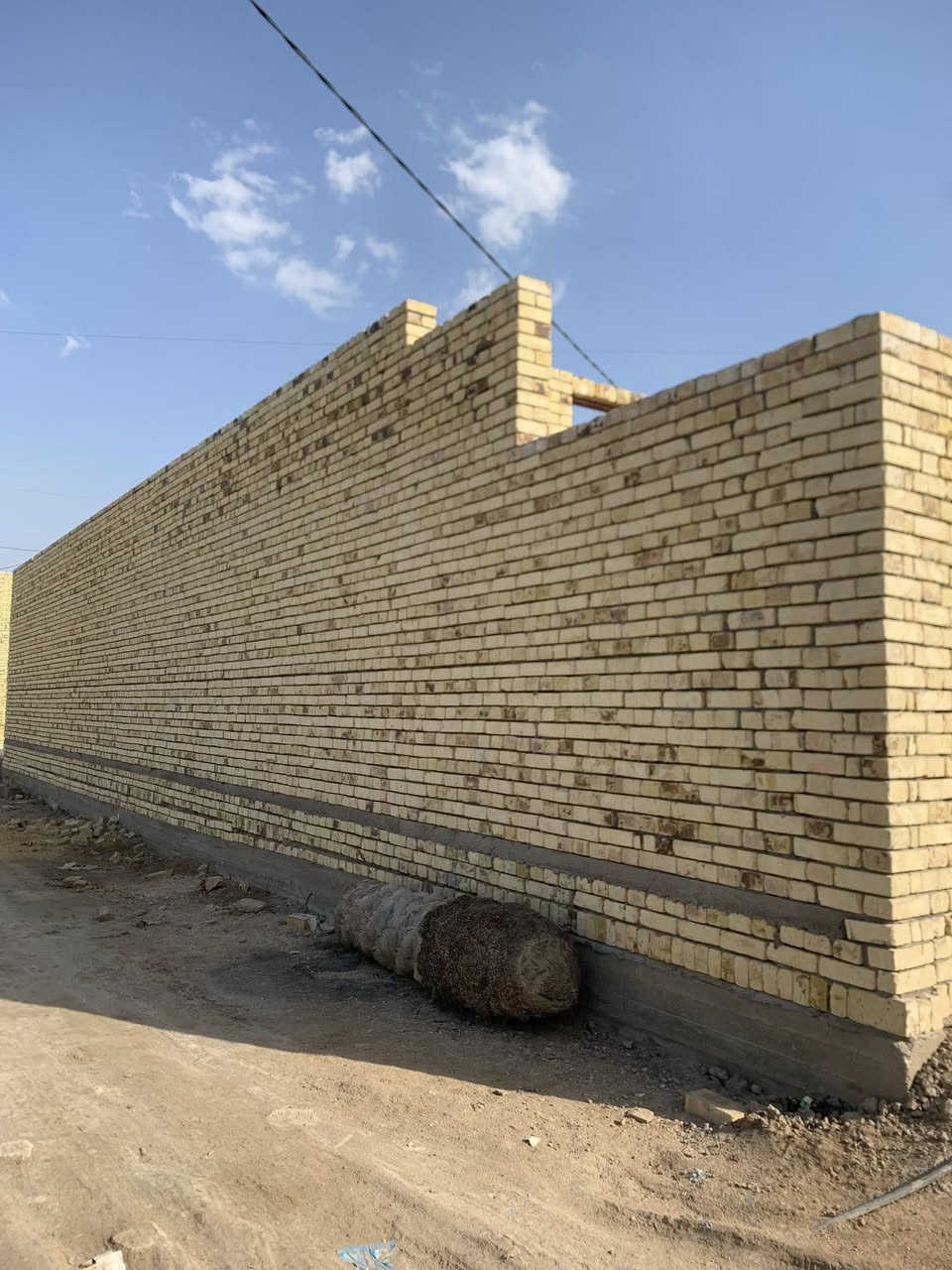 السلام عليكم هيكل مساحه 140 ركن بلسبل الثانيه فرع اسواق ابو شكريه رباط كونكريت وبناء طابوك غرفتين وصاله ومطبخ واستقبال وصحيات داخليه وخارجيه ومناور وسعره 25 وبي مجال للتواصل ***********
