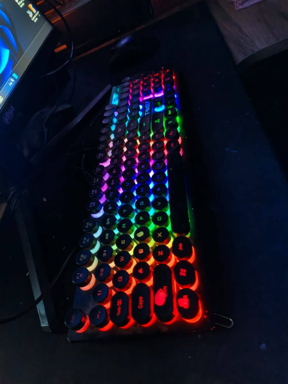 العاب وتصميم وكلشي 😅
مواصفات الكيس بس رايدله شويه ترتيب :
المعالج (CPU): AMD Ryzen 5 2600 (6 Cores / 12 Threads) -
 شي مرتب للالعاب ميعتبك🙂‍↔️ 

ضفتلهه نضام  تبريد مائي (Liquid Cooler) من شركة Thermalright -

يعني راسك بارد لا تطفه بلصيف ولا تفصل 😃

الذاكرة (RAM): 16GB DDR4 
يعني تتحمل اللعبه التعجبك وما تعلك
عدك ببجي 
سي اس كو 
بتل فيلد 
تصفح 
الخ ...
التخزين (SSD): 512GB - ،،😃خير من الله 

النظام: Windows 11 Pro أصلي ومفعل. 

عدك الشكل لد مرتب واضائه احترافيه وكيس شكل وتشكيله فد شي يونسك
🌟🌟🌟🌟🌟🌟🌟🌟🌟
+ الشاشه احترافيه 
فوول HD  
سلاسه خرافيه 180Hz 
24 بوصه حجم حيل مرتب 
يعني حتشوف اللعب بغير عالم
🌟🌟🌟🌟🌟🌟🌟🌟🌟🌟
اليو بي اس 3000
نوع ثكيل جدا ومرتب  ماخذه جديد 
🌟🌟🌟🌟🌟🌟🌟
الكيبورد لد اضائه خرافيه وخاص بلالعاب  سريع فد شي مخصص لراحتك ولل گيمنك
🌟🌟🌟🌟🌟🌟
Mouse pad طبعا ضد المي سوده تجنن بتصميم الميز
 وترتيبه اذا تحب الفيكات
🌟🌟🌟🌟🌟🌟🌟
السماعه لد من شركه هوكو خفيف عزل خرافي صوت مجسم رائع احترافيه فد شي
 .🌟🌟🌟🌟🌟
عدك اليدات خير من الله تريدهه واير تريدهه وايرلس ترهم خفيفه وقويه وفد شي لمحبين الالعاب

سعر 750 الف رقم :  *********** مكاني بغداد
