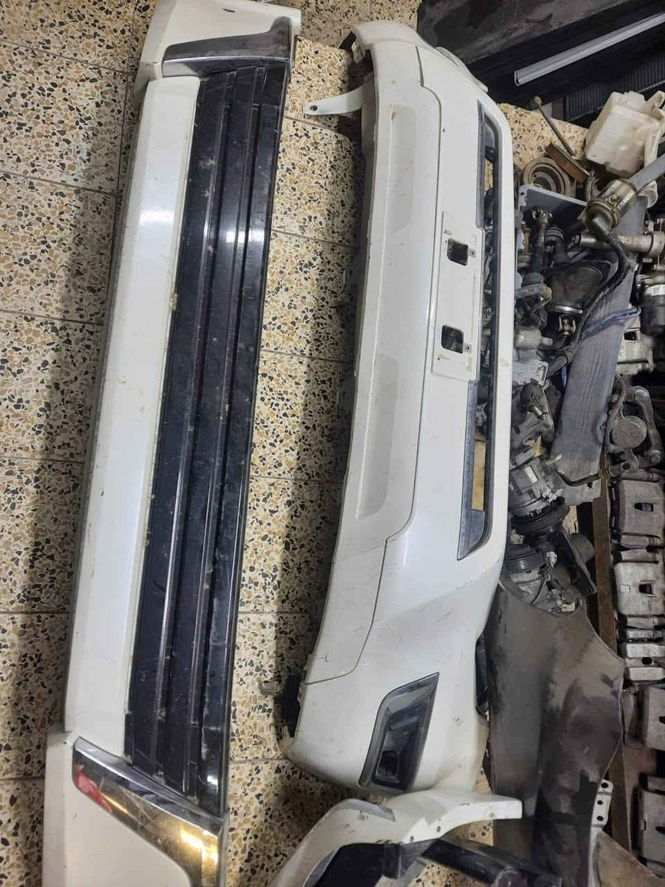 السلام عليكم اخواني تتوفر دفيوزر لاندكروز اصلي الي يحب يحدث او يضيف الى سيارتھ جمالية للبيع وبسعر مناسب مع الشد والتركيب للتواصل ارقامي ***********/ ***********
