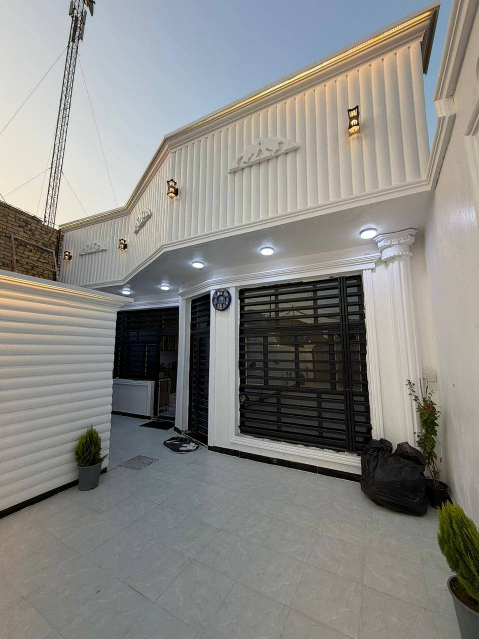 اللهم صل على محمد وال محمد 

دار سكن للبيع بناء حديث سنه البناء 2025 طابقين كونكريت مسلح 

زراعي سند 25 تحويل بإسم المشتري 

 يباع مع الأثاث كامل 

ط1

غرفتين وصاله ومطبخ واستقبال صحيات داخل وخارج طارمه وكراج 

ط2 

غرفه صاله 

للاستفسار ***********

***********
