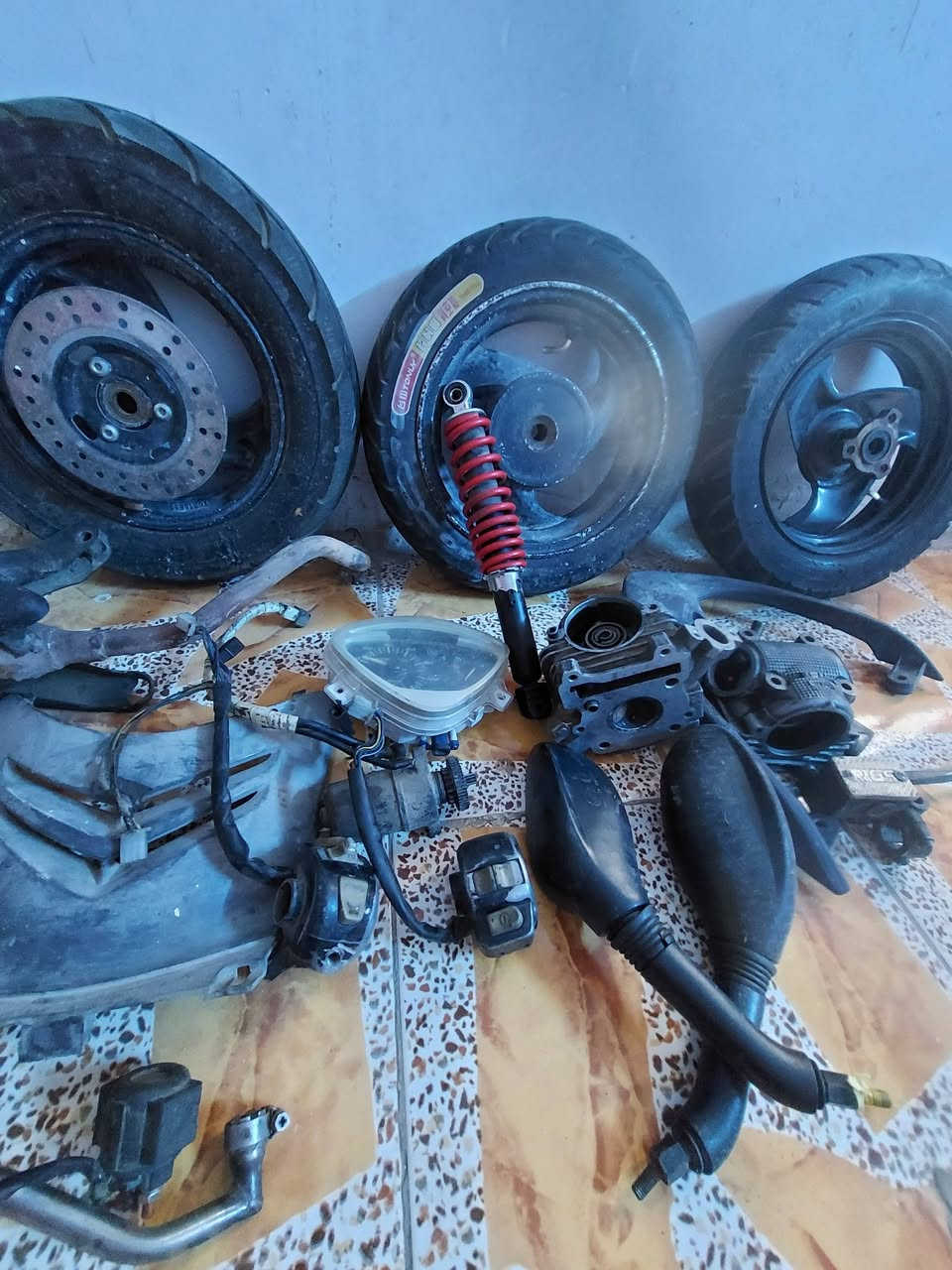 سلام عليكم. غراض ماكس تايرات جيب وشد دشبول مجامع يمنه ويسره صالنصه سبايدر كابريتر سلف كامل عنبار بريك مكاني البياع.   ابيعهن شلع.  ***********
