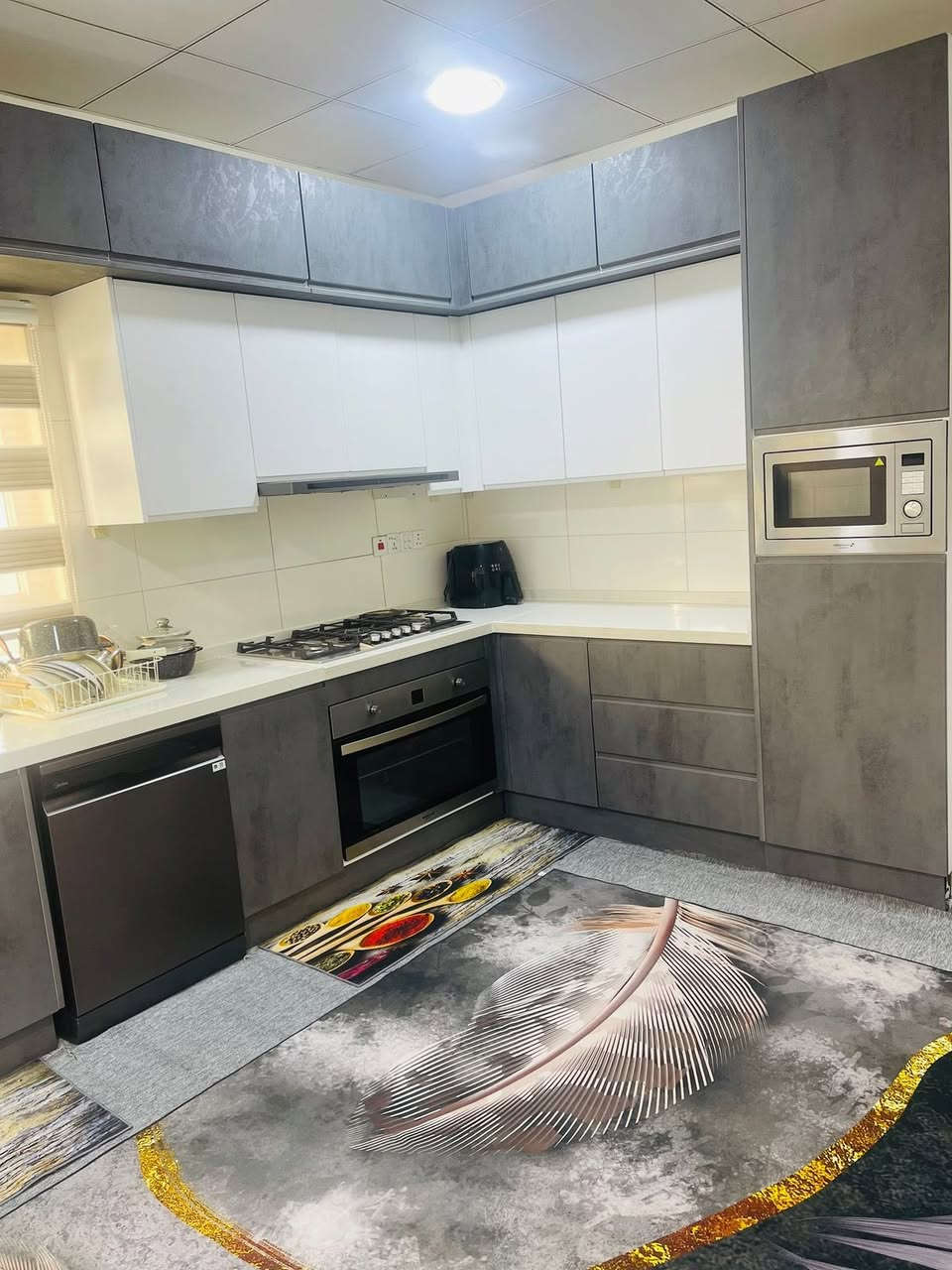 فرصه استثماريه وسكنيه 
مساحه 200م 
مجمع السلام 
السعر الكلي 170
مقدمه 130
والباقي اقساط شهريه 660 كل شهر 
***********
