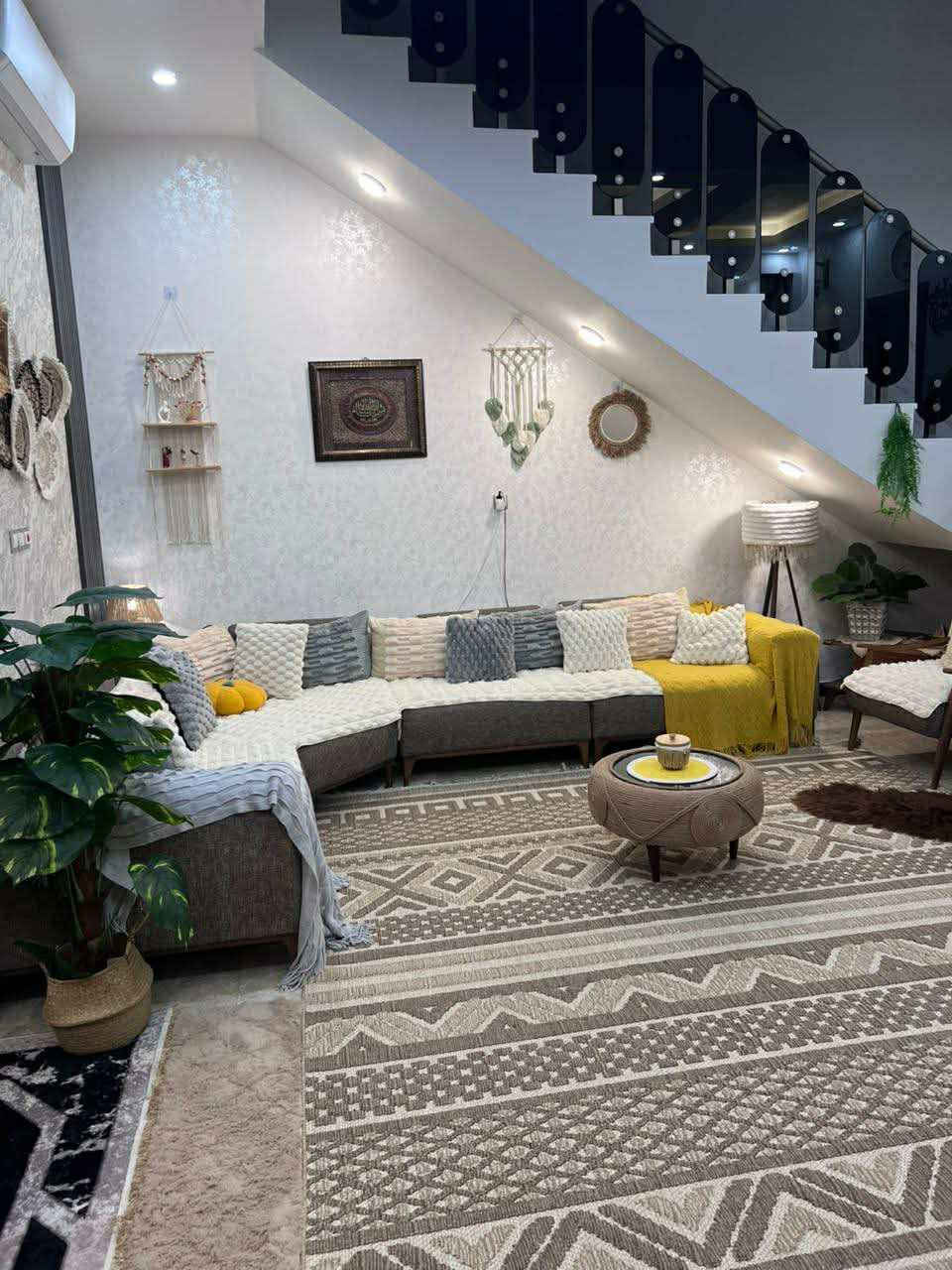 دار سكني للبيع  | طابو صرف | تقية اولى
_______________________________
 
 المساحة | 250 م2
_______________________________
تفاصيل  بناء حديث جداً 2024  :
🔹 طابقين  كونكريت : 
5 غرف نوم 
 استقبال + صالة2 + مطبخ + صحيات متكاملة 
______________________________
ملاحظة : الدار يحتوي طاقة شمسية 20 امبير
بطراز مودرن بأرضية مرمر ومنور يحتوي  شلال
بالاضافةالى سبالت عدد 10 مع الدار .
______________________________
للاستفسار اكثر زورونا في مكتبنا الكائن في :
ديوانية - الجزائر- مقابل برج الامراء 
مجاور مستشفى الحياة للعيون - د.حسنين
او الاتصـــال على الارقام
***********
***********
