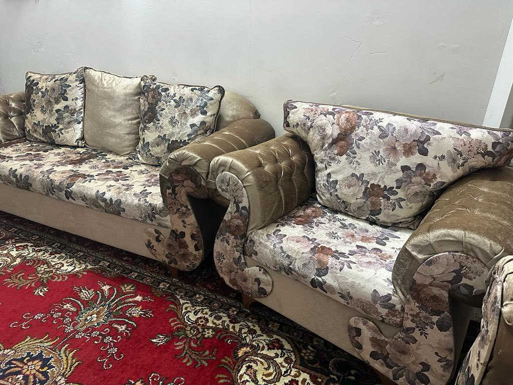 قنفات خمس قطع ثنين كبار وثلاثه صغار
استعمال قليل ونظاف بدون كسر او تمزيق او بقع 
مكاني البصرة القبلة حي المهندسين 
للتواصل على رقمي الخاص 

+964 772 292 6973
@
