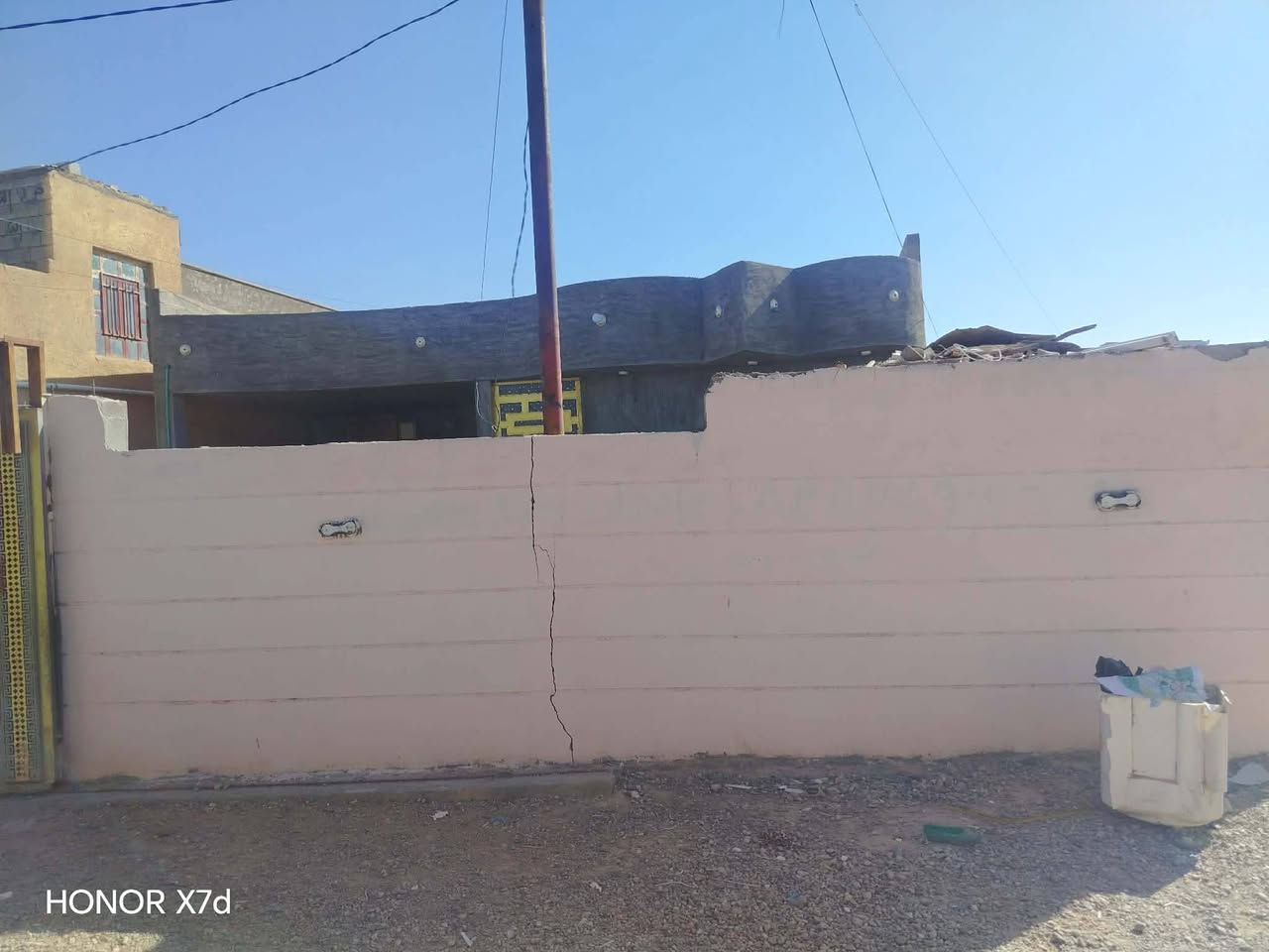 بيت للبيع قرب مدرسة مطلع الفجر 
البيت يحتوي على/3/غرف وصاله ومطبخ واستقبال وديوان 
سعر خاص 
‏‪***********‬‏
او مراسله الصفحه ابو يونس نمراوي
