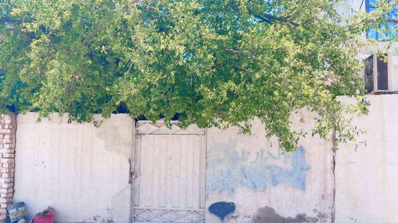 🚨 فرصة استثمارية مميزة -أرض للبيع وبسعر يفوق الخيال ومناسب جدا  🚨
العنوان/الموقع: [ديالى،بعقوبة، التحرير/قرب الاوقاف وشارع اربعين]
📐 المواصفات والتفاصيل:
 المساحة الإجمالية: (١١٢متر مربع
 الواجهة: [٥.٦٠ متر)
 النزول: [٢٠متر]
 عرض الشارع: [١٤ متر)

✨ المميزات والخدمات:
 نوع الملكية: طابو صرف (ملك صرف)

 الخدمات: المنطقة مخدومة بالكامل (ماء، كهرباء، مجاري، تبليط, انارة،)
جنس العقار :- بناء قديم يباع كقطعه ارض
 القرب من المرافق: قريبة من [جامع احمد بن حنبل بالقرب من مدرسة الفنون الجميلة للبنين وبناية التربية ومستشفى الاطراف الصناعية } 
 جاهزة للبناء الفوري وتعتبر موقع ممتاز للسكن أو الاستثمار قريبة عن الشارع العام .

📞 للاستفسار والتواصل:
للمزيد من المعلومات أو لغرض المعاينة، يرجى الاتصال على الأرقام التالية:
 رقم الهاتف: [***********.     ***********
