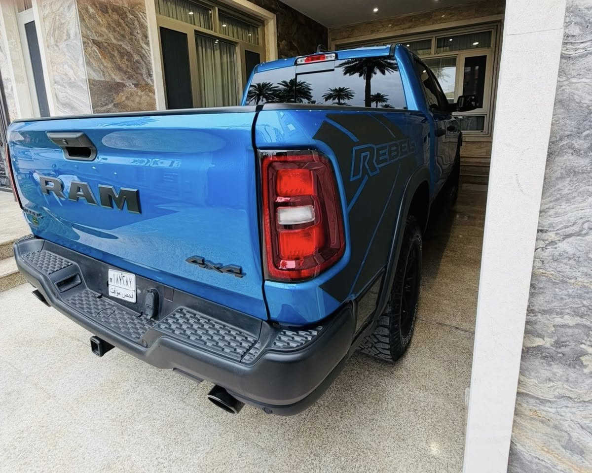 السلام عليكم رام ريبل موديل 2025 ، المحرك الجديد 6
سلندر 3.0 توين تيربو بدون ايرباك ، على وضع الشركة صبغ حافة البنيد فقط من الامام كما موضح بالصور ، رقم بغداد ، بيها نقص بس كشافات امامية وكرون الدعامية طالبهن من الوكاله لكن بسبب الضروف الحالية بعدهن مواصلات .
مكان السيارة بغداد المنصور  للاستفسار على الخاص او 
***********
