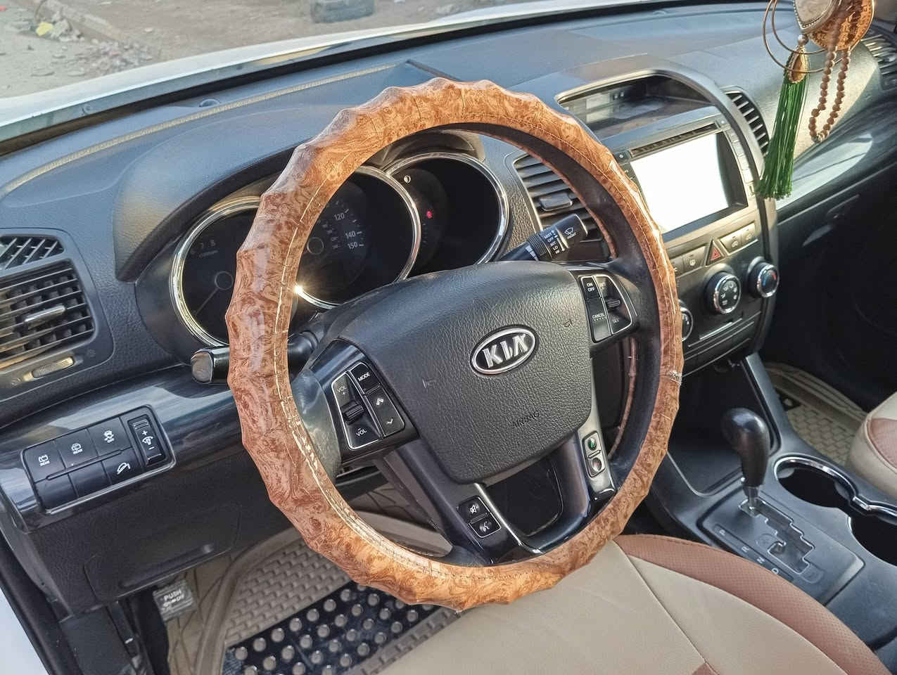 سورنتو ٢٠١٣ امركيه ٧راكب تحكم ستيرن جهتين حساسات خلفيه مكينه ٦ اشاير بلمري سياره جديده مامتعوبه مال بيت ضربتهه خفيفه بس مدكر الكدام *********** ناصريه مركز
