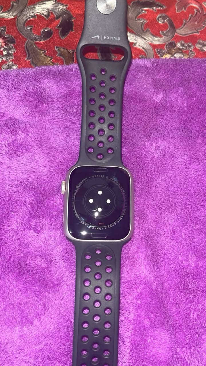 سلام عليكم ساعه ابل جيل 8حجم45لون سلفر بطاريه 95 مع جميع ملحقاته بغداد مدينه الصدر *********** السعر 290بيه مجال الطيبين
