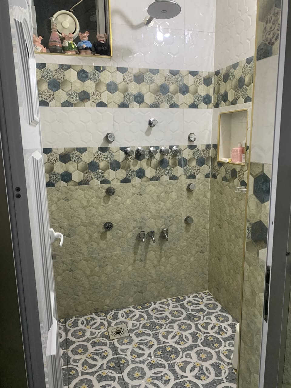 للبيع منطقه ابو درع صفحه الباندا 80 متر رقم ***********
